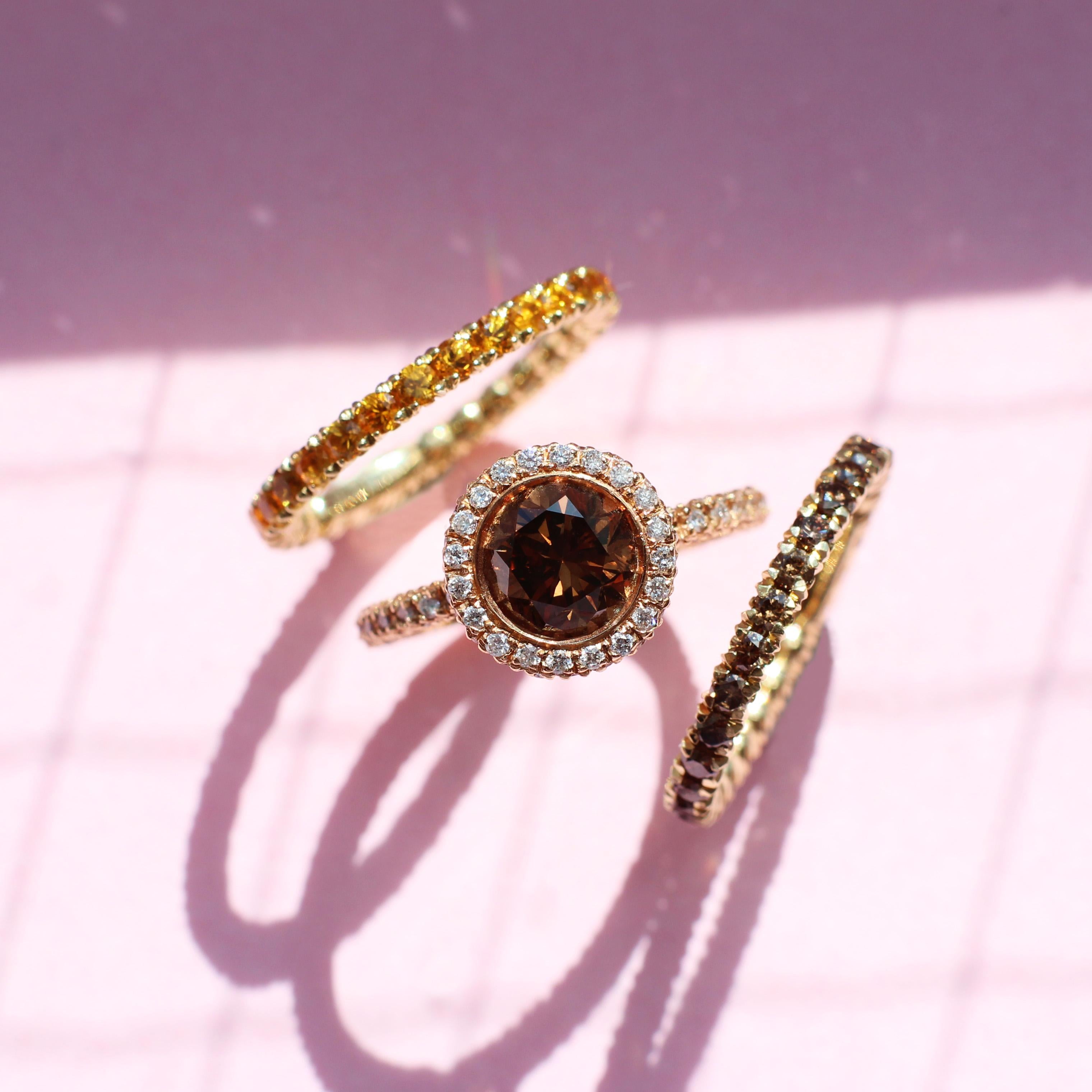 Bague en or rose 18 carats sertie d'un halo de diamants bruns et blancs de 1,68 carat, exemplaire unique Neuf - En vente à London, GB