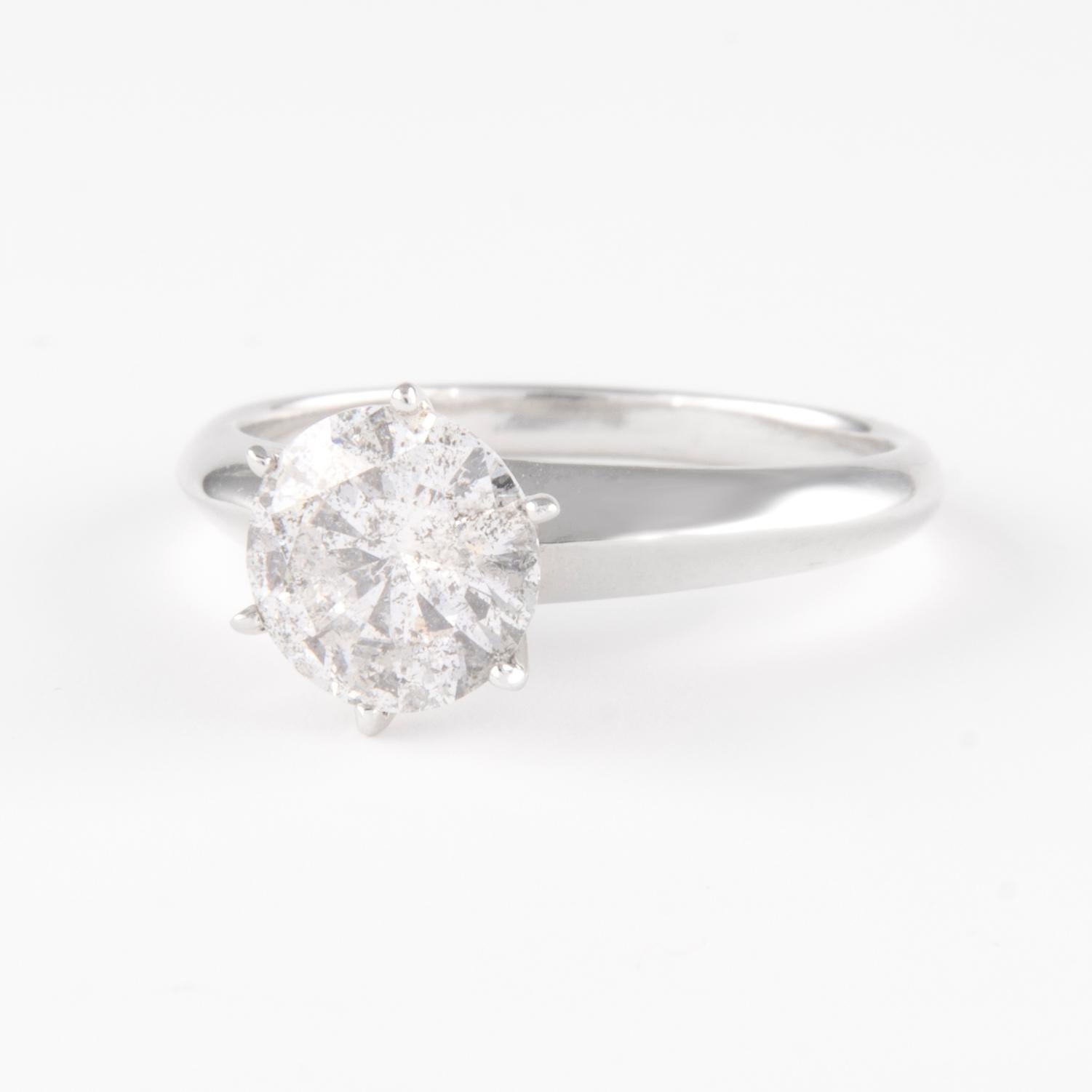 Contemporain 1.68 Carat Round Brilliante Diamond Engagement Ring 18 Karat White Gold en vente