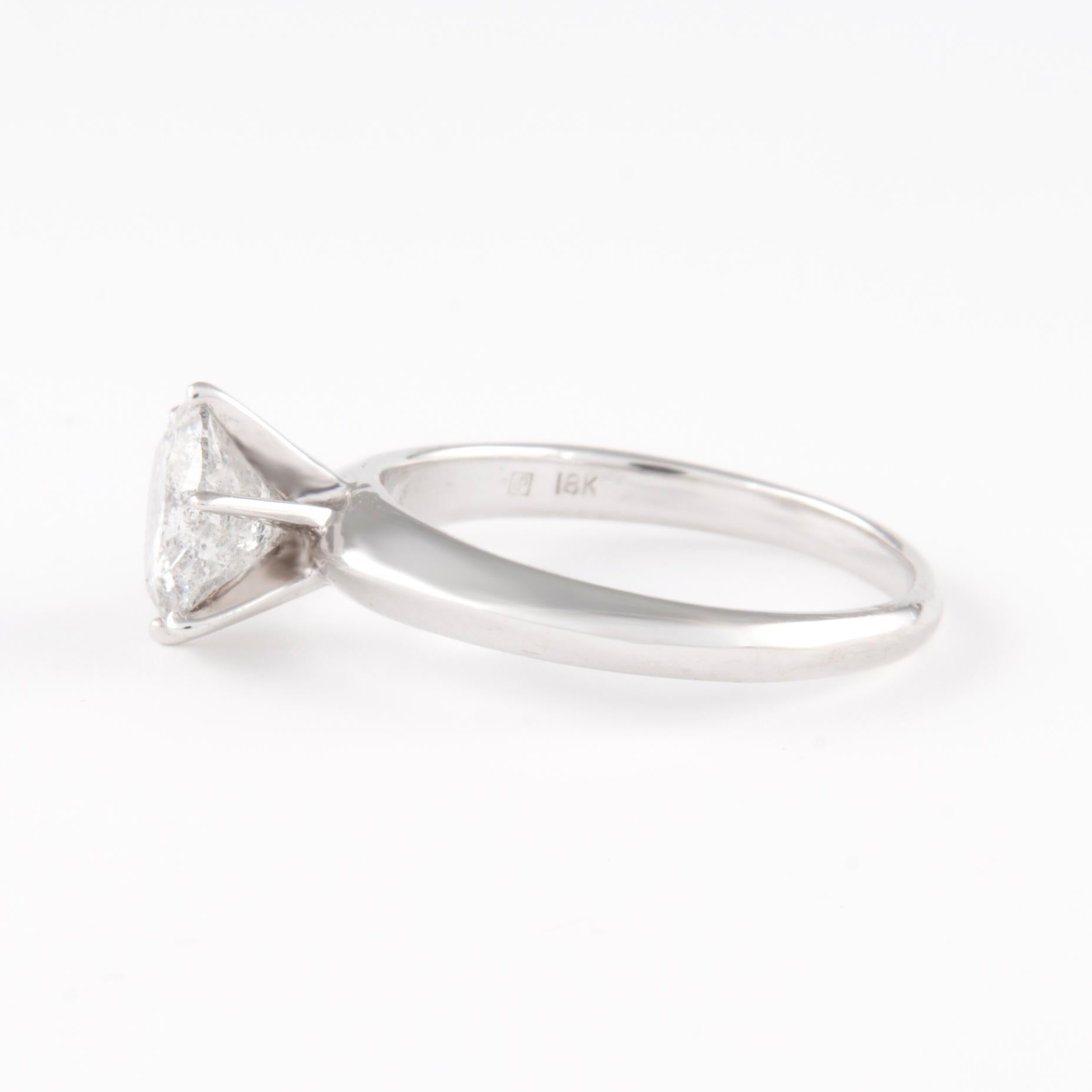 Taille ronde 1.68 Carat Round Brilliante Diamond Engagement Ring 18 Karat White Gold en vente