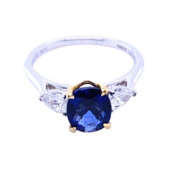 Verlobungsring aus Platin mit 1,68 Karat Saphir und Diamant mit drei Steinen