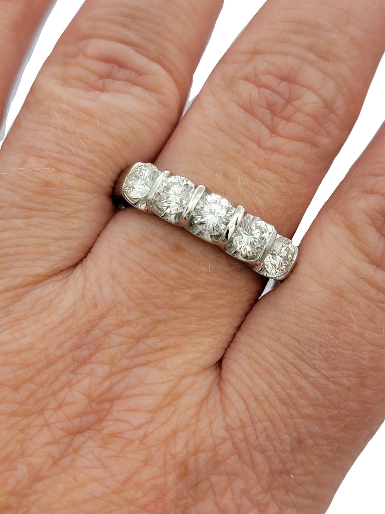 Anello a fascia con cinque pietre di diamante The Leo Diamond da 1,68 carati totali in platino lucido in vendita 4