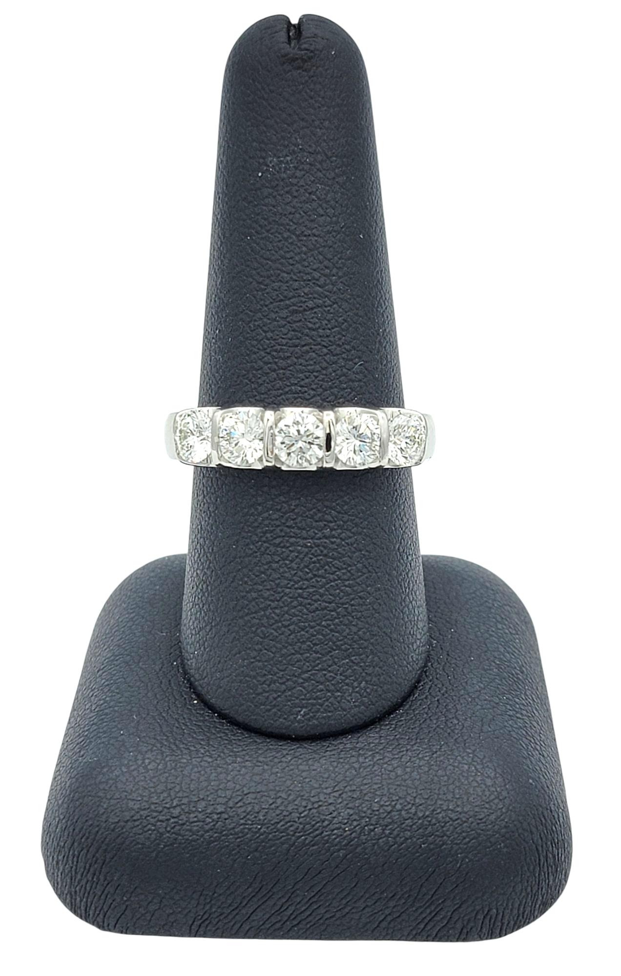 Anello a fascia con cinque pietre di diamante The Leo Diamond da 1,68 carati totali in platino lucido in vendita 5