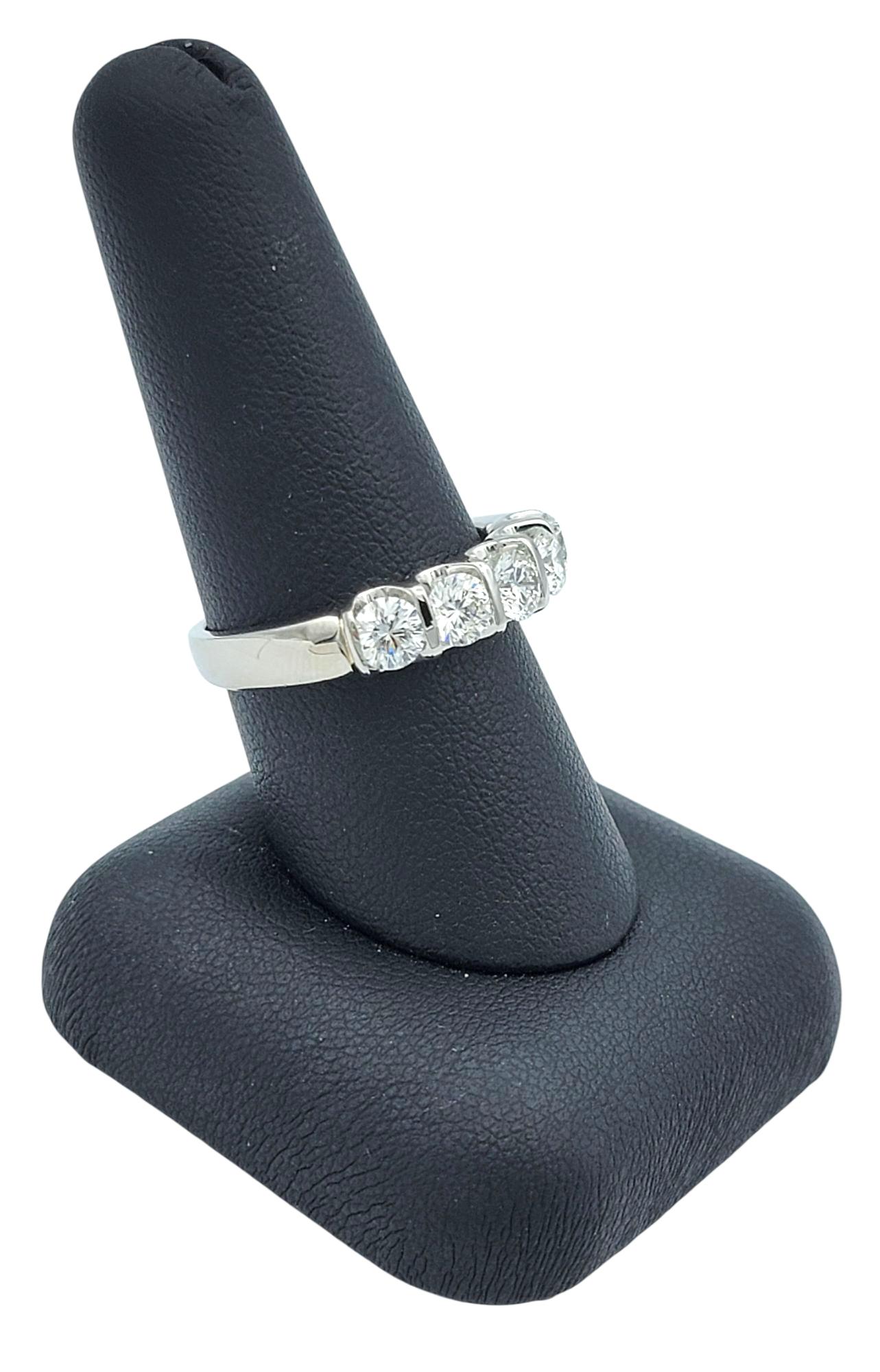 Anello a fascia con cinque pietre di diamante The Leo Diamond da 1,68 carati totali in platino lucido in vendita 6