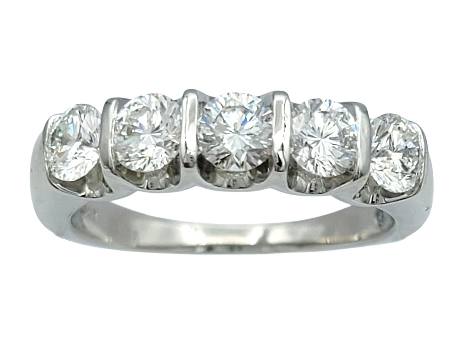 Misura dell'anello: 8.75

Questo anello con cinque pietre di diamante Leo irradia un'eleganza senza tempo con un design pulito e moderno. Ogni diamante tondo brillante è incastonato in una fila continua lungo la parte superiore, che emana uno
