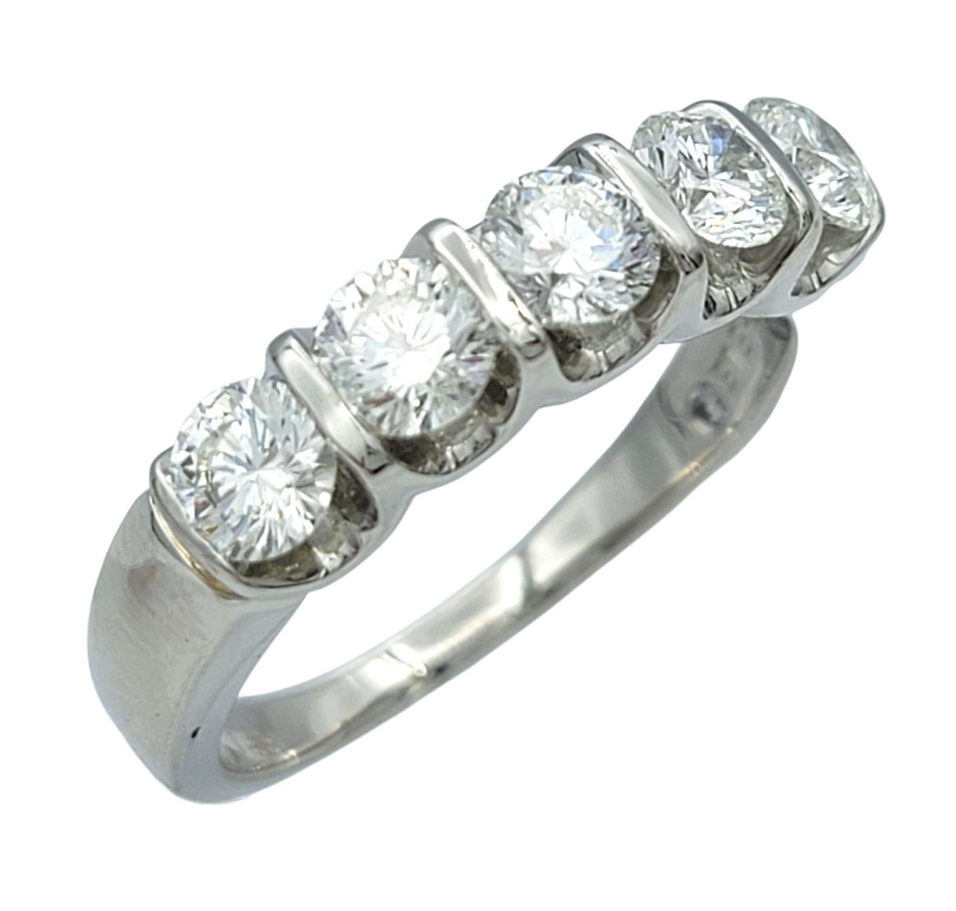Contemporaneo Anello a fascia con cinque pietre di diamante The Leo Diamond da 1,68 carati totali in platino lucido in vendita