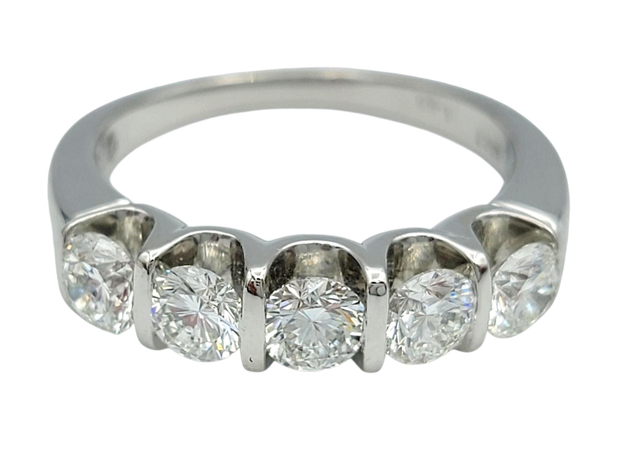 Taglio rotondo Anello a fascia con cinque pietre di diamante The Leo Diamond da 1,68 carati totali in platino lucido in vendita