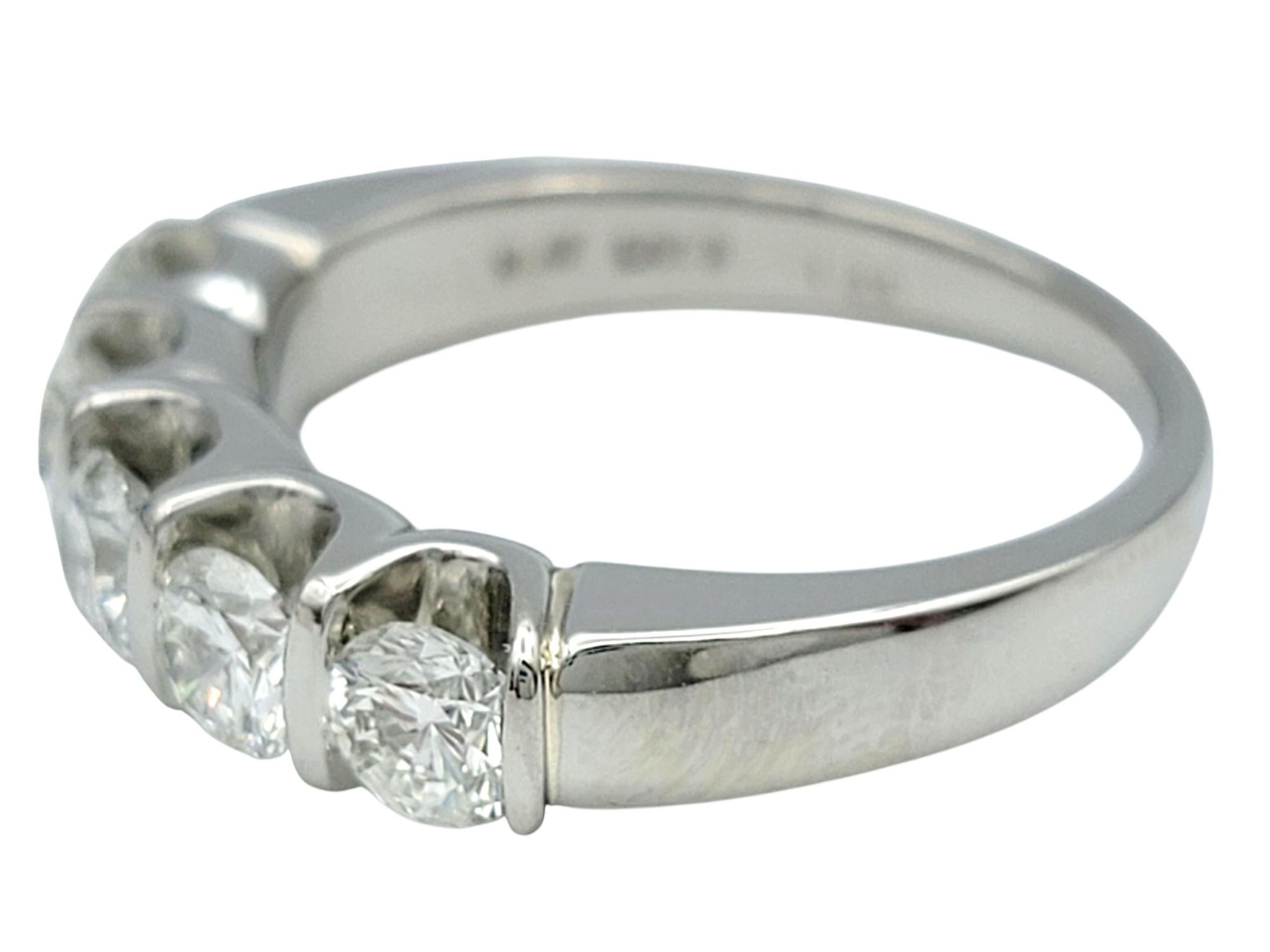 Anello a fascia con cinque pietre di diamante The Leo Diamond da 1,68 carati totali in platino lucido In condizioni buone in vendita a Scottsdale, AZ