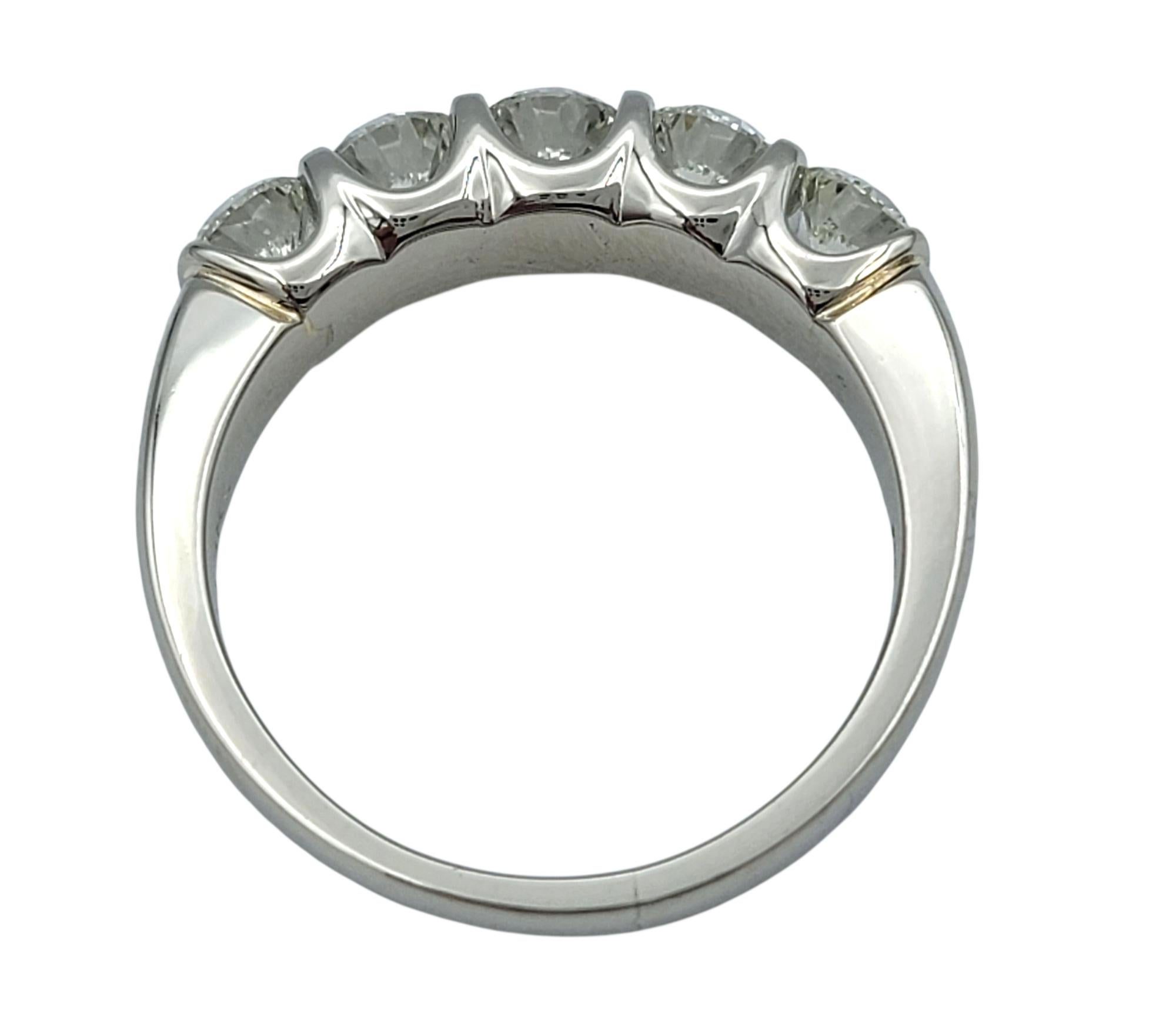 da uomo o donna Anello a fascia con cinque pietre di diamante The Leo Diamond da 1,68 carati totali in platino lucido in vendita
