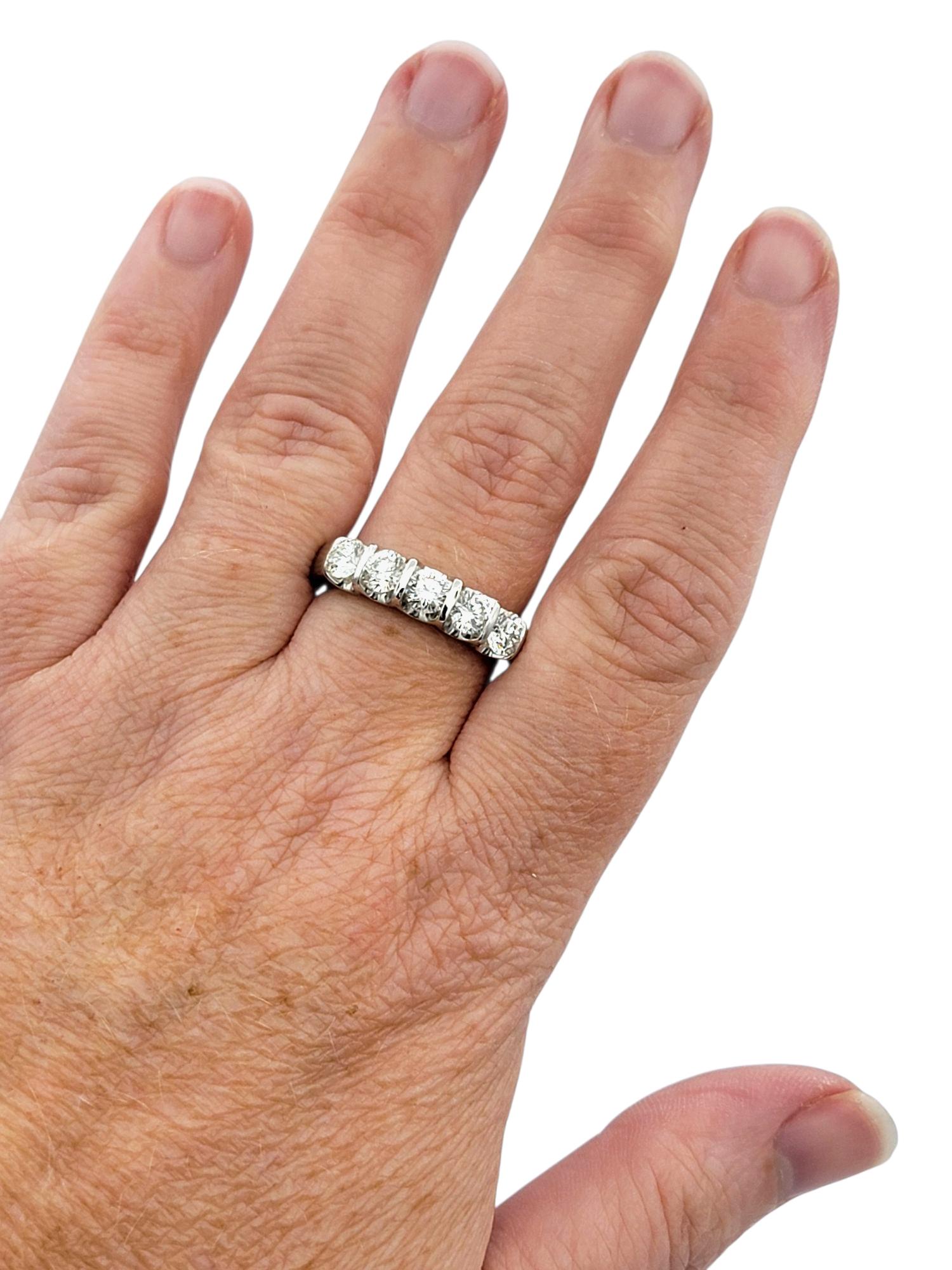 Anello a fascia con cinque pietre di diamante The Leo Diamond da 1,68 carati totali in platino lucido in vendita 3