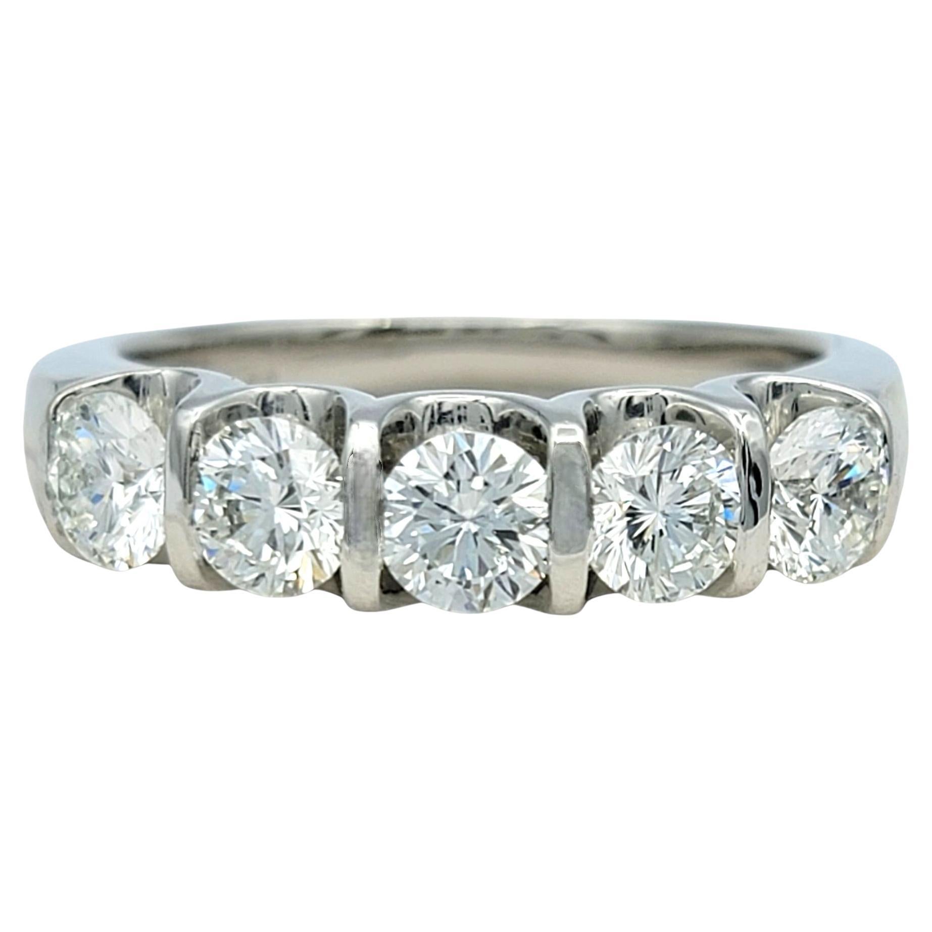 Anello a fascia con cinque pietre di diamante The Leo Diamond da 1,68 carati totali in platino lucido in vendita