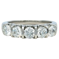 Anello a fascia con cinque pietre di diamante The Leo Diamond da 1,68 carati totali in platino lucido