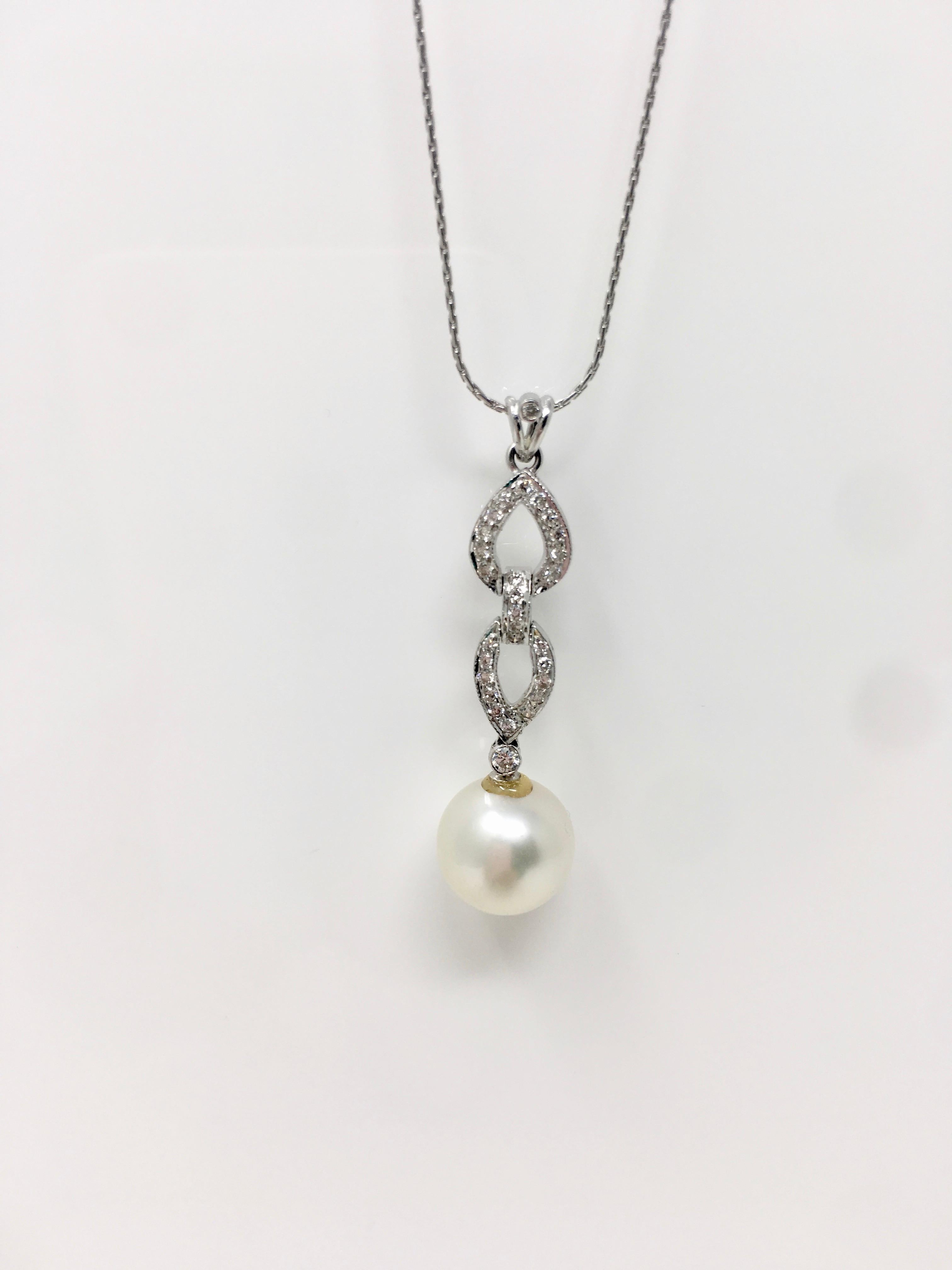 1.68 Carat White Diamond And White Pearl Three Piece Pendant Set In 18K Gold  In New Condition For Sale In New York, NY