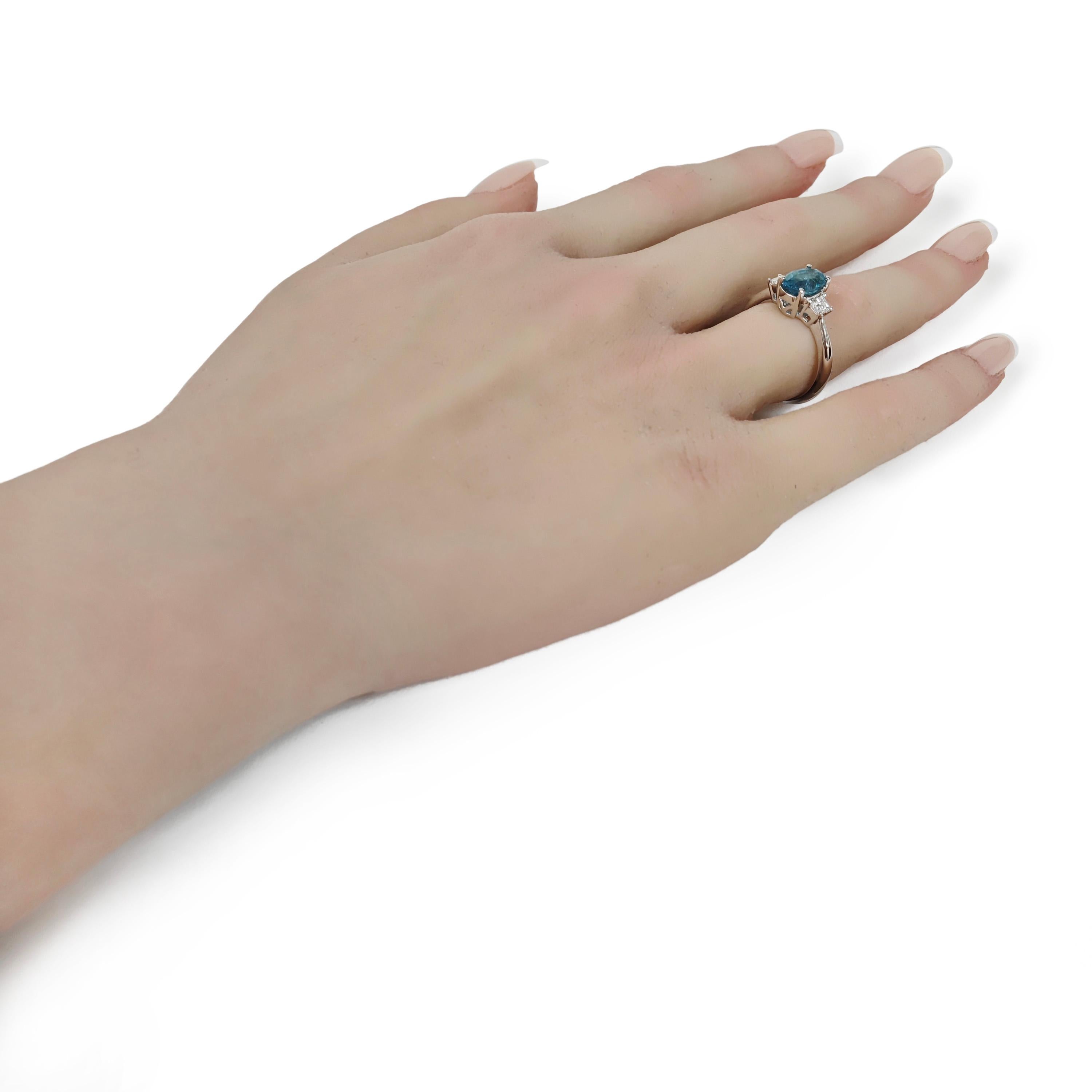 1.68 Carats Aquamarine and White Diamond White Gold Ring In New Condition For Sale In New York, NY