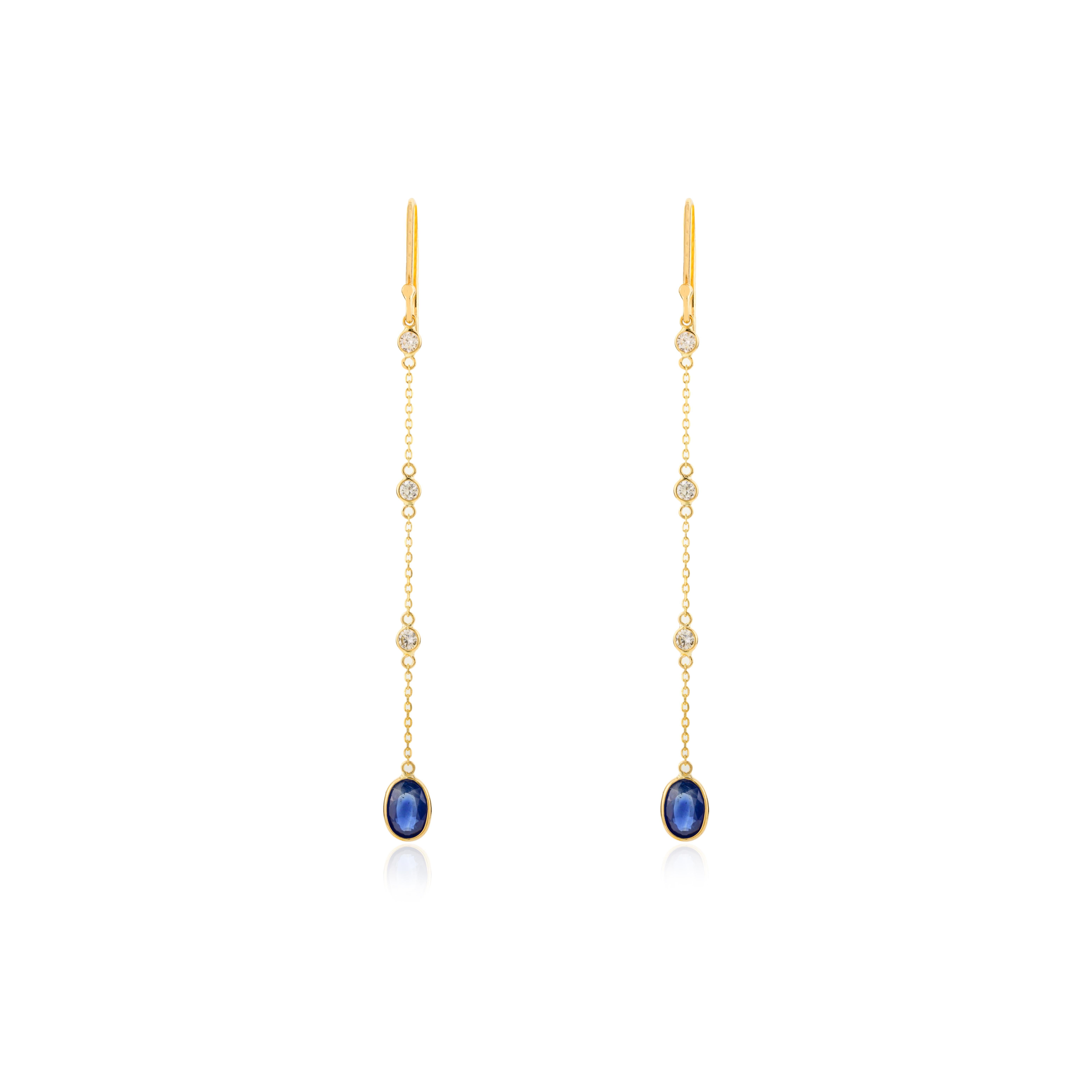 Orecchini a catena lineare con zaffiro blu e diamante da 1,68 ct in oro giallo 18 carati, per fare un figurone con il tuo look.  Questi orecchini creano un look scintillante e lussuoso con zaffiro blu taglio ovale e diamanti.
Lo zaffiro stimola la