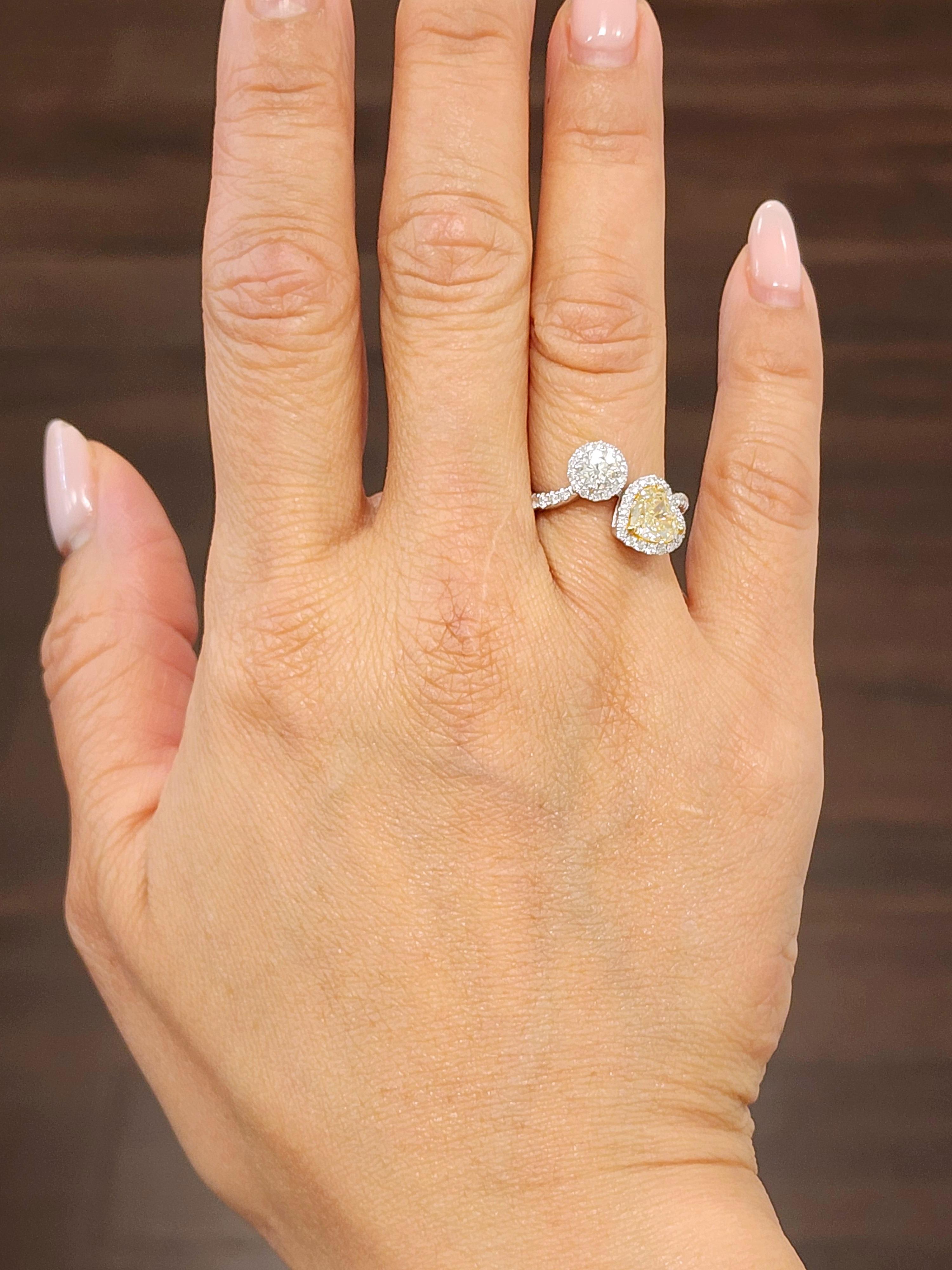 Dieser wunderschöne Diamantring von moi et toi ist mit einem natürlichen gelben herzförmigen und einem runden Diamanten besetzt. Der gelbe Naturdiamant hat ein Gewicht von 1,29 Karat und der runde Diamant daneben 0,39 Karat. Die seitlichen Steine