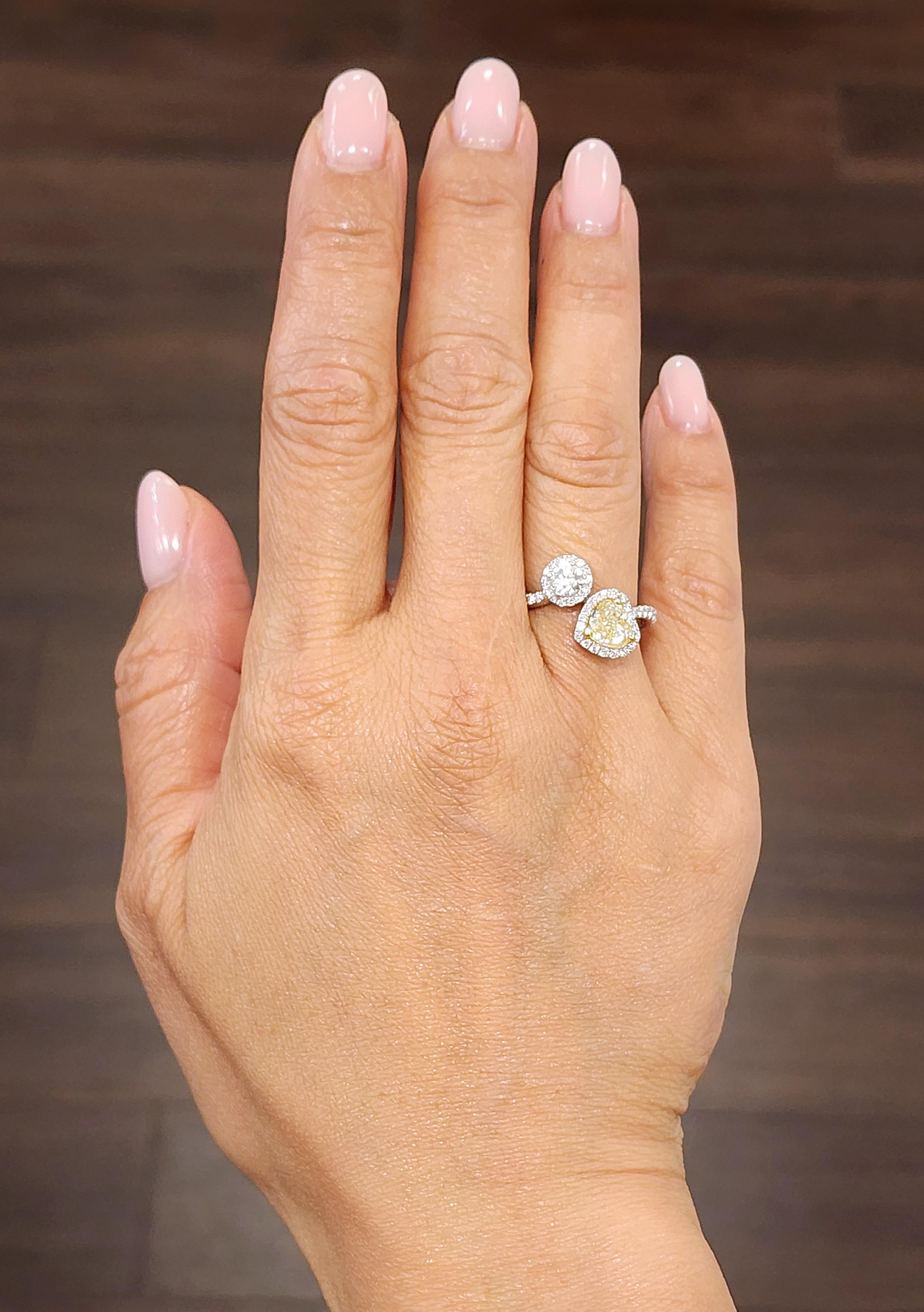 Questo splendido anello con diamante moi et toi presenta un diamante giallo naturale a forma di cuore e un diamante rotondo sull'anello. Il diamante giallo naturale pesa 1,29 carati e il diamante rotondo accanto pesa 0,39 carati. Le pietre laterali