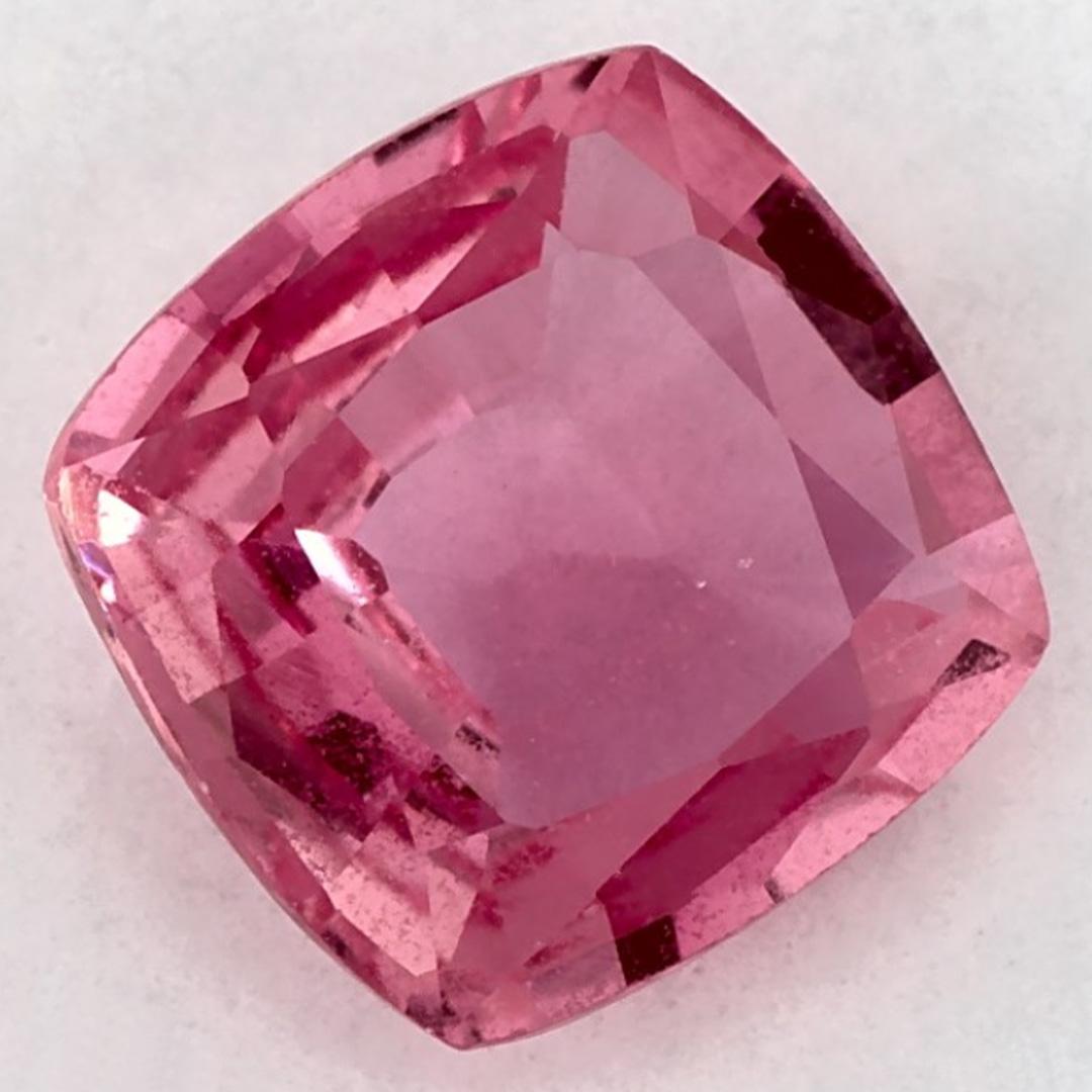 Dieser natürliche rosa Saphir bietet Eleganz und Raffinesse. Mit seiner satten Farbsättigung und seinem präzisen Schliff ist er der perfekte Mittelpunkt für einen Verlobungsring oder ein luxuriöses Schmuckdesign.

Dieser Saphir stammt aus Sri Lanka