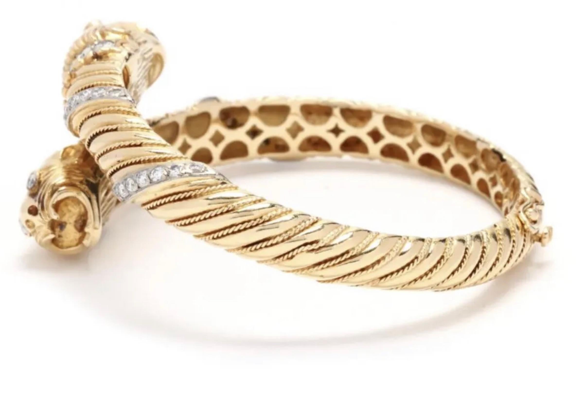Bracelet jonc panthère en or jaune 18 carats avec diamants blancs brillants de 1,68 carat Bon état - En vente à Perry, FL