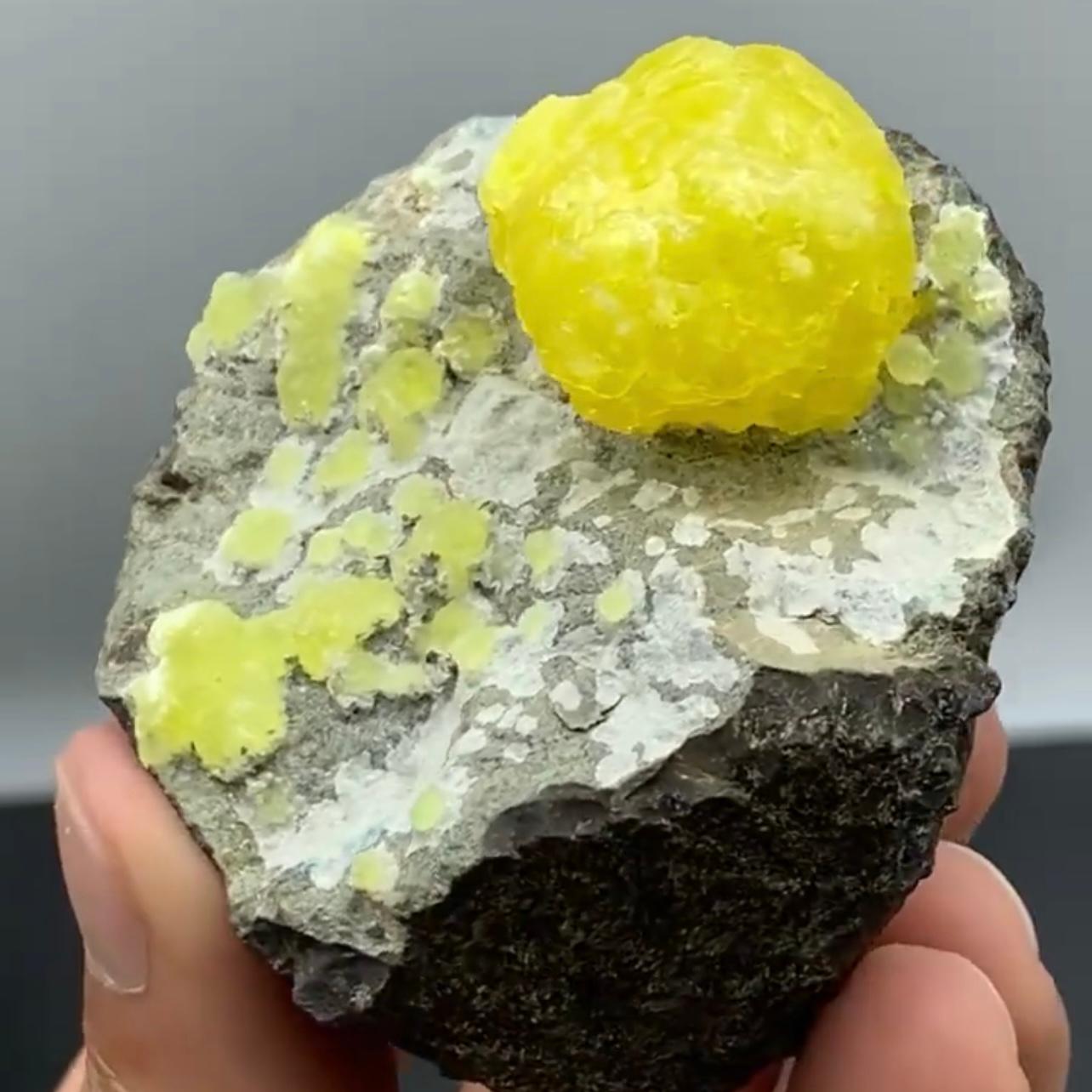 168 Grams Isolated Lemon Yellow Brucite Ball On Chromite Matrix From Pakistan In Good Condition For Sale In Peshawar, PK