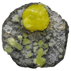 168 grammi di sfera isolata di brucite giallo limone su matrice di cromite dal Pakistan