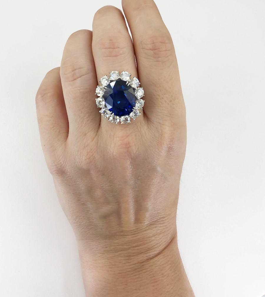 Contemporary Cushion Cut Sapphire Diamond Platinum Ring   In Good Condition For Sale In New York, NY