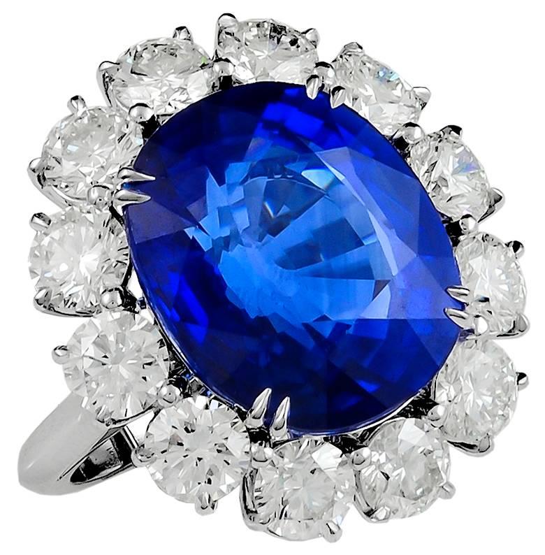 Contemporary Cushion Cut Sapphire Diamond Ring 16.80 cts in Platinum.

A magnificent ring centering a large cushion-cut heated sapphire, surrounded by 12 round cut diamonds, finely mounted in platinum.

Sapphire weight approx. 16.80 carats. Diamond