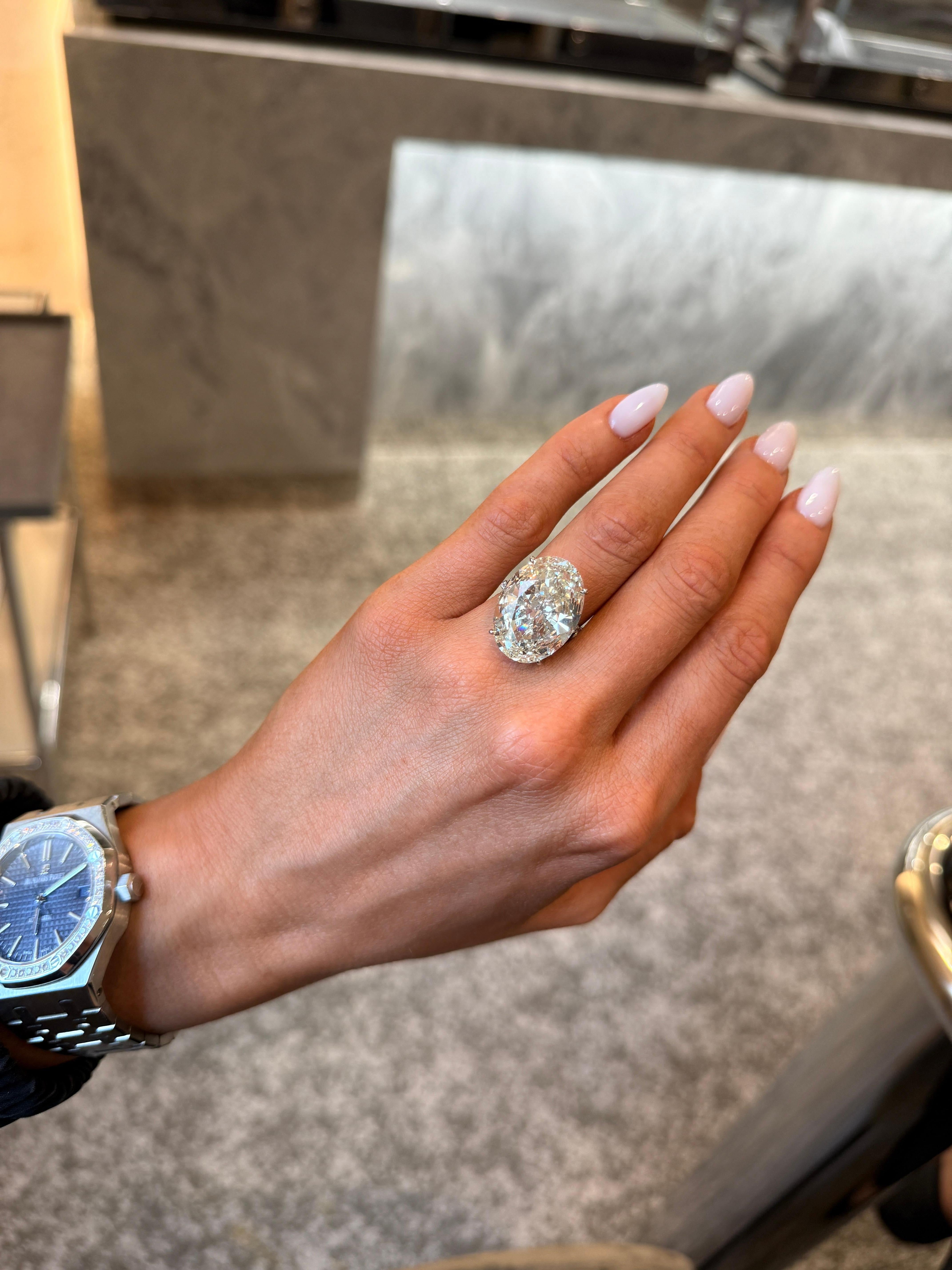 Un anello di fidanzamento straordinario con un diamante naturale ovale brillante da 16,80 ct, classificato K/VS2 da GIA, che mostra una chiarezza eccezionale e una silhouette splendidamente allungata. La pietra offre una diffusione, una brillantezza