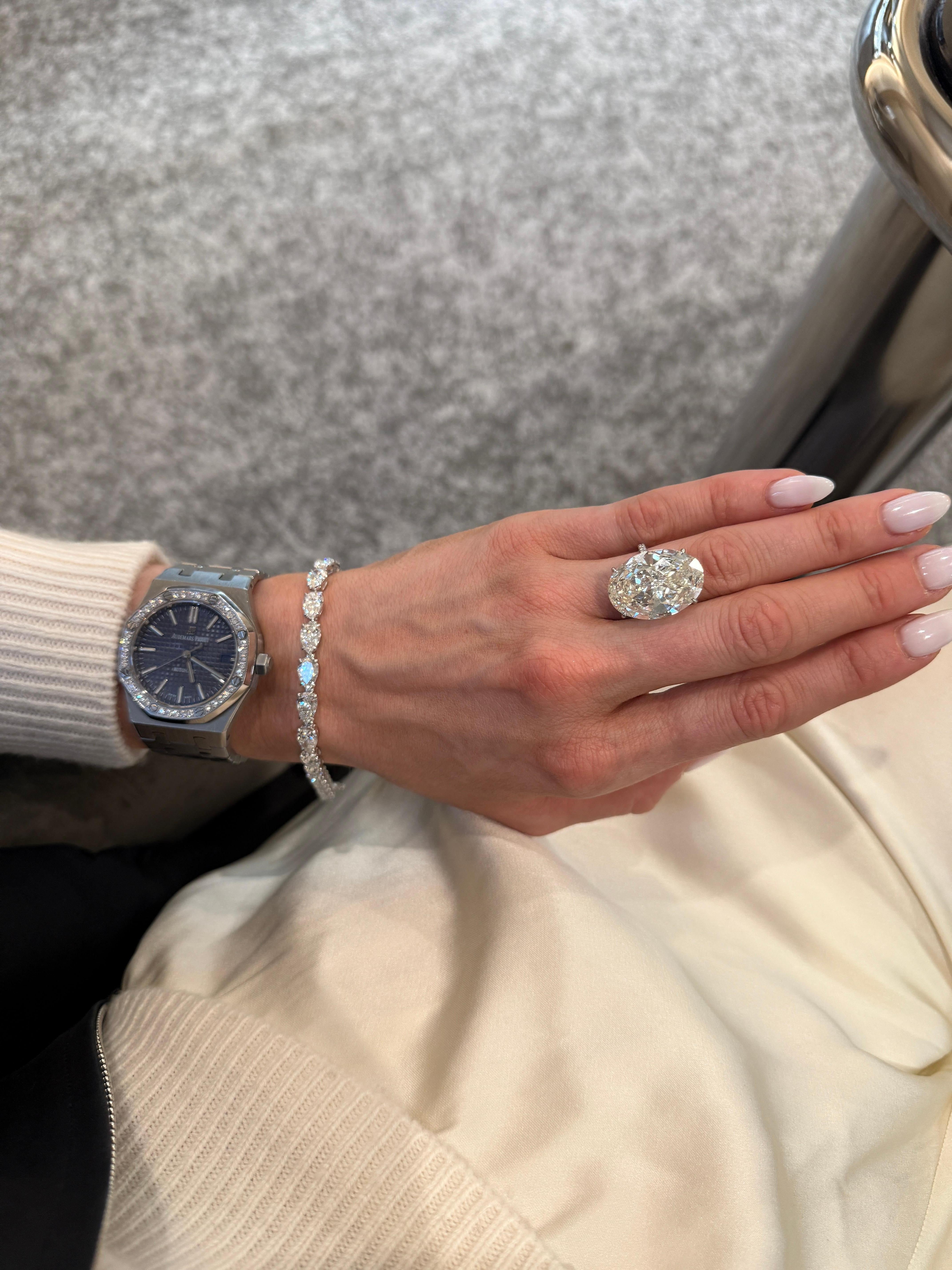 Moderno Anello di fidanzamento con diamante taglio ovale da 16,80ct certificato GIA in vendita