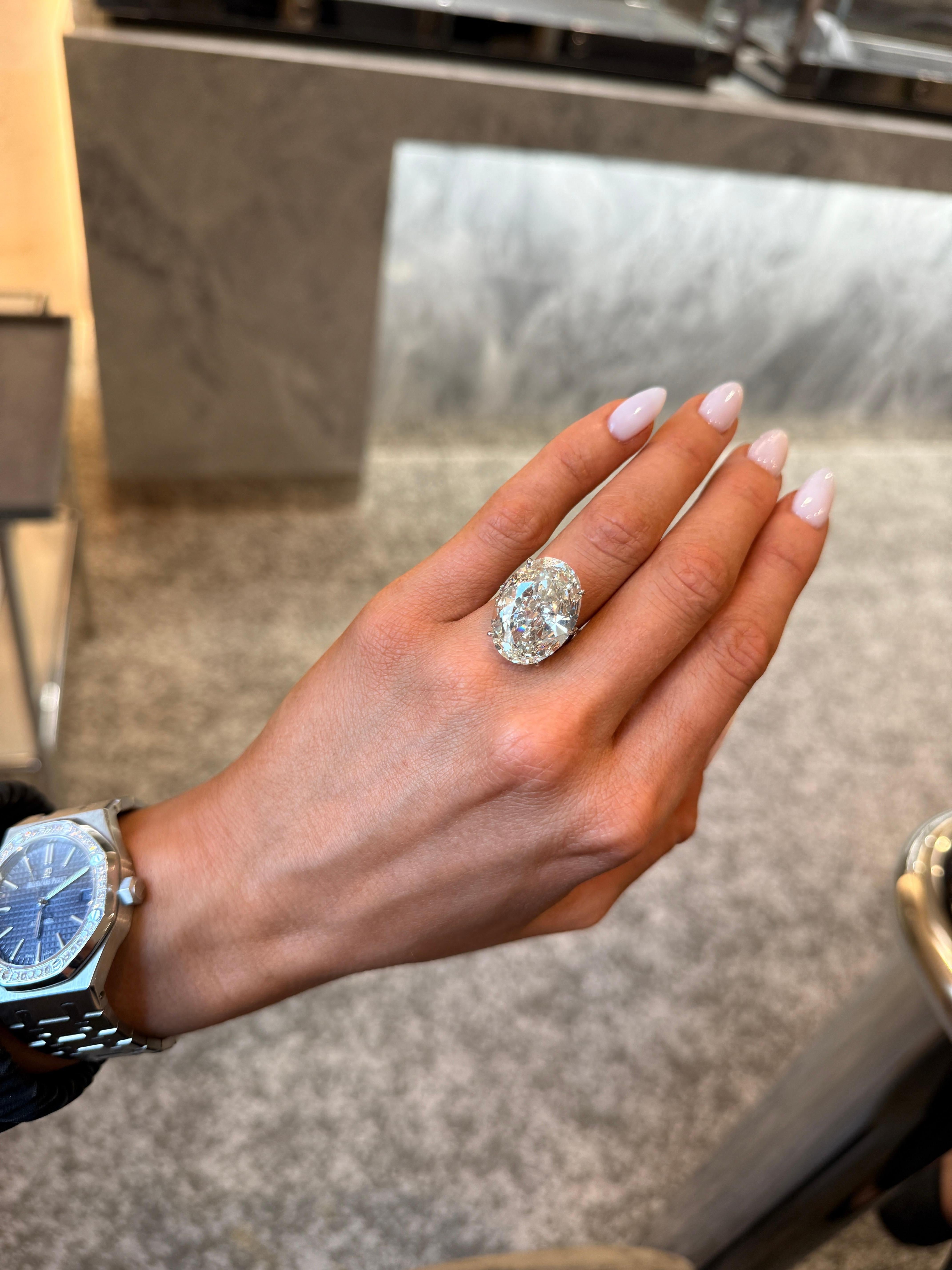 Taglio ovale Anello di fidanzamento con diamante taglio ovale da 16,80ct certificato GIA in vendita