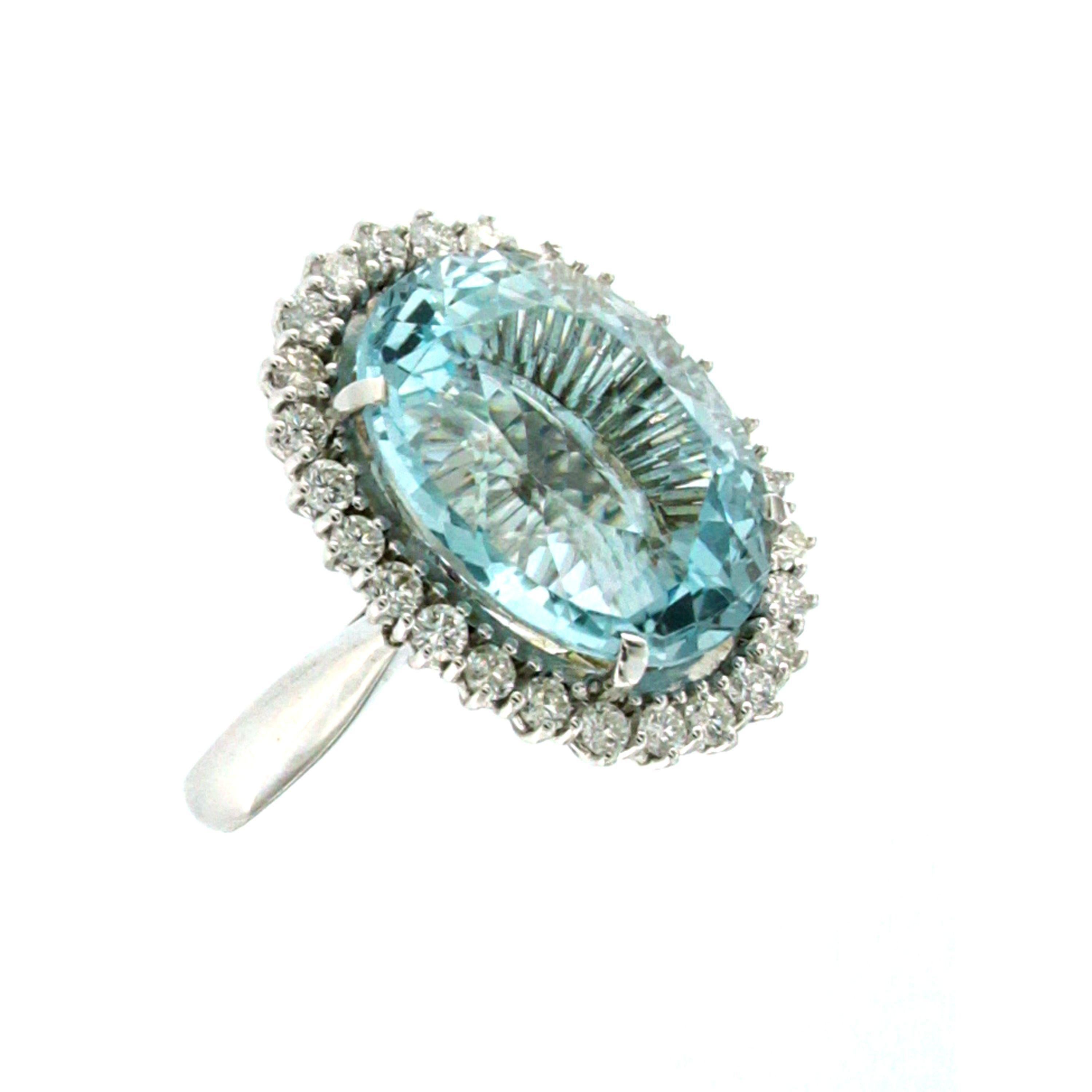 Beautiful and unusual Ring hand crafted in 18k white gold set with a natural and sparkling Aquamarine of 16,81 carat 18,3 x 15,2 mm and surrounded by approx. 1,00 carat of colorless round brilliant cut diamonds graded G color Vvs.

CONDITION: