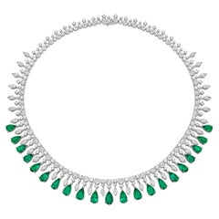 Sunita Nahata Smaragd 16.81 Karat. Halskette aus 18 Karat Weißgold mit Diamanten.