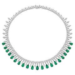 Collier d'émeraudes de 16,81 carats en or blanc 18 carats avec diamants.