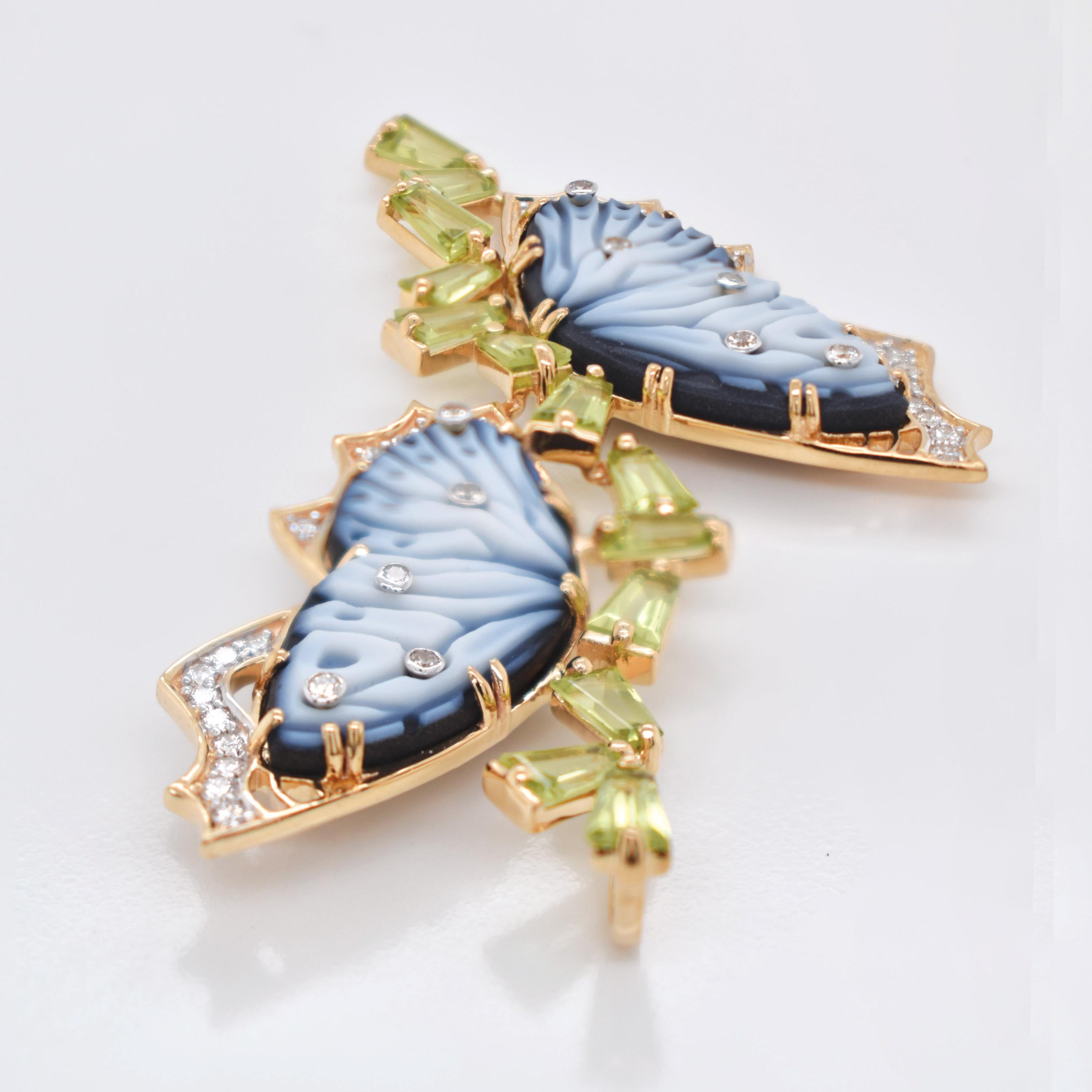 16,82 Karat Hand geschnitzt Achat Schmetterling Peridot Diamant Schmetterling Gold Anhänger Damen im Angebot