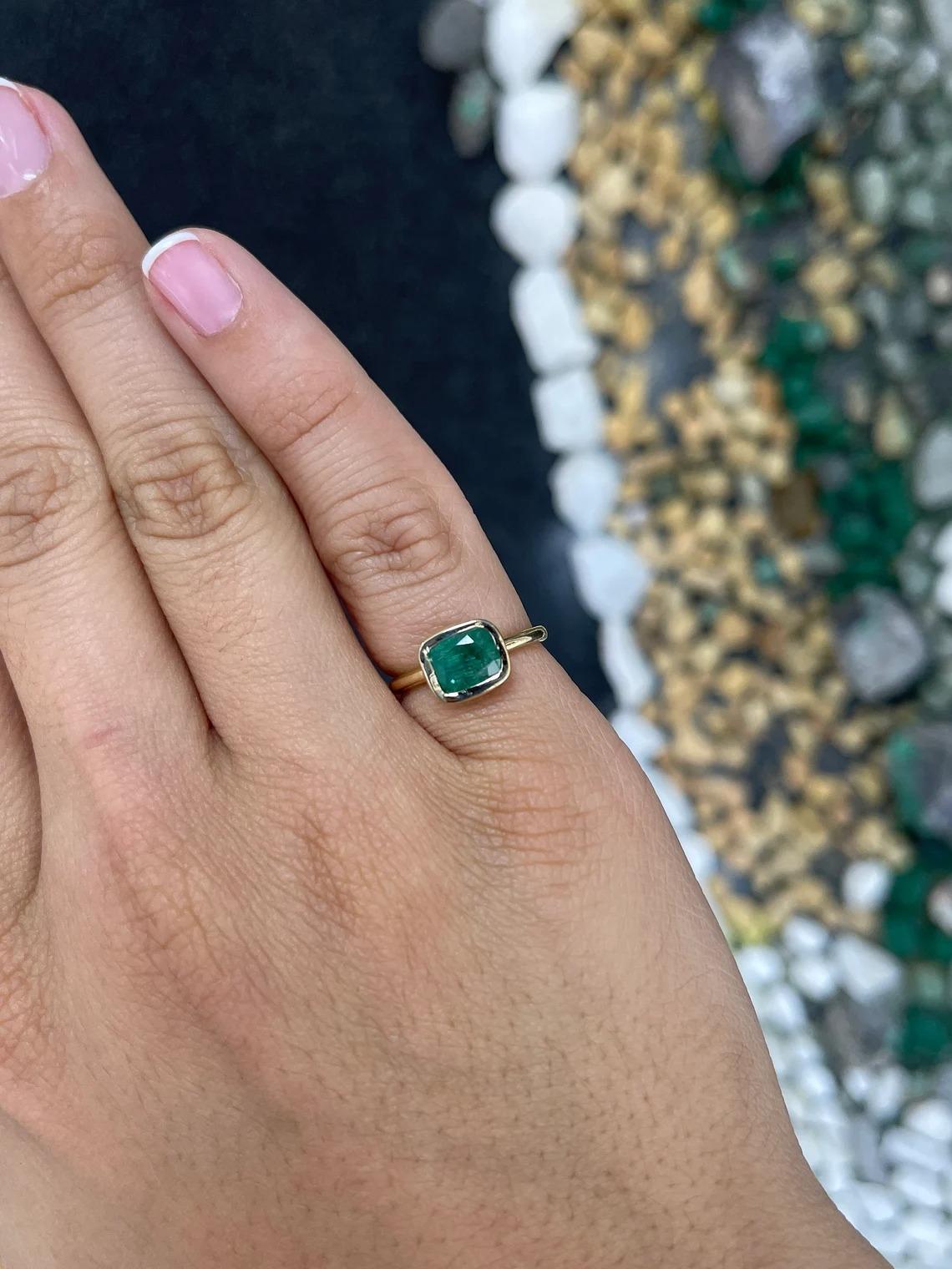 Taille coussin 1.68ct 10K Nature East to West Cushion Cut Emerald Solitaire Bezel Gold Ring en vente
