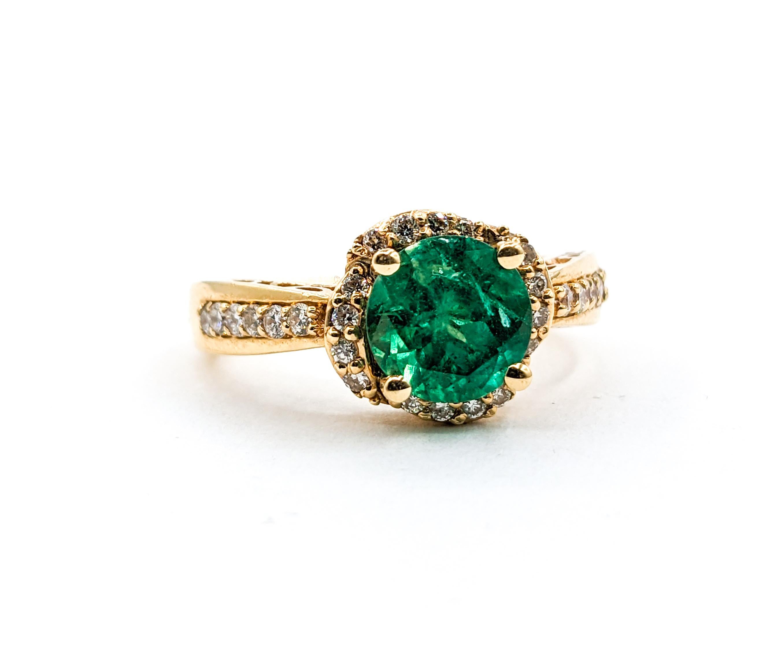 Women's 1.68ct Emerald & Diamond Ring In Yellow Gold For Sale