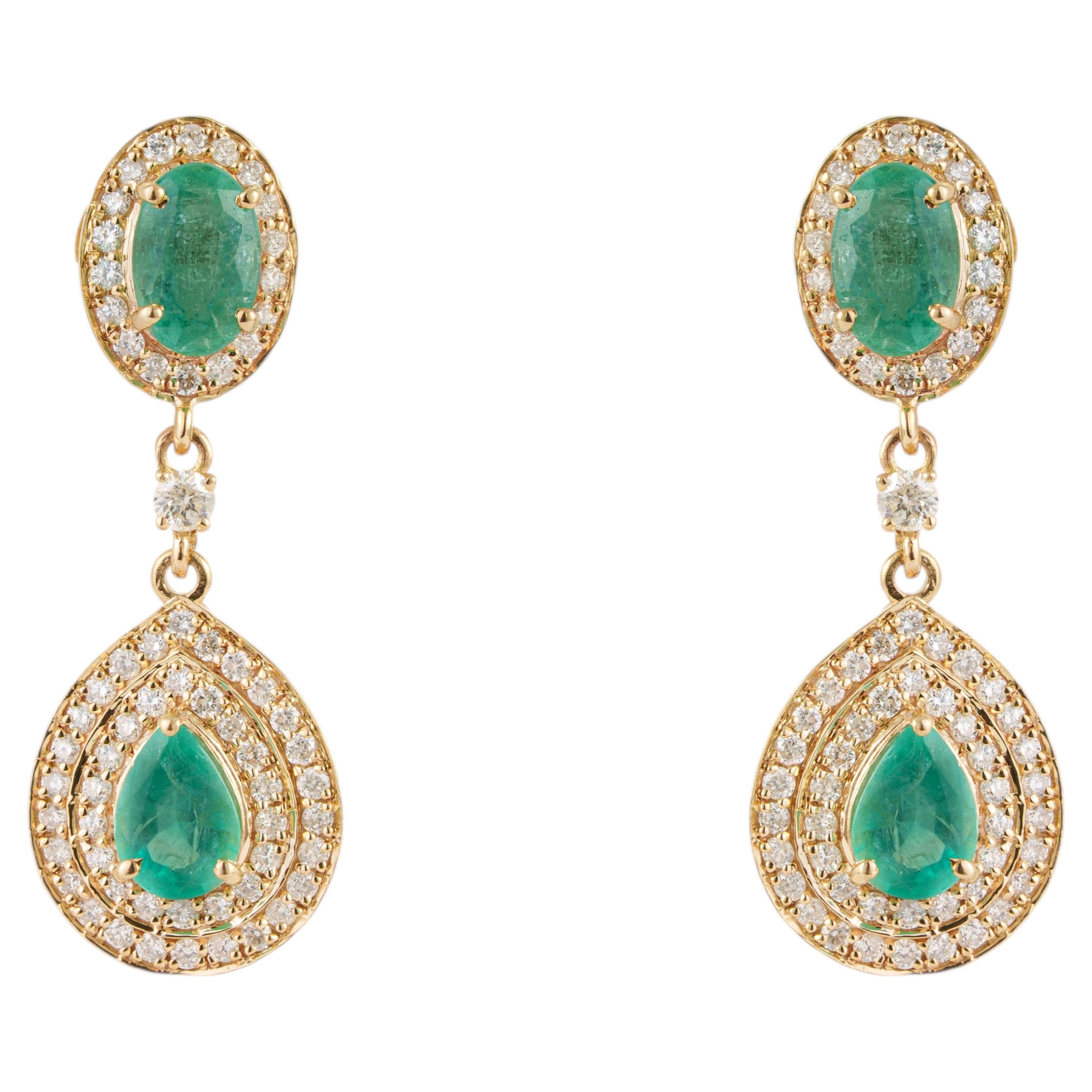 1,68 Karat große Ohrringe mit Smaragd im Birnenschliff und Diamanten im doppelten Halo-Design aus 14-karätigem Gelbgold