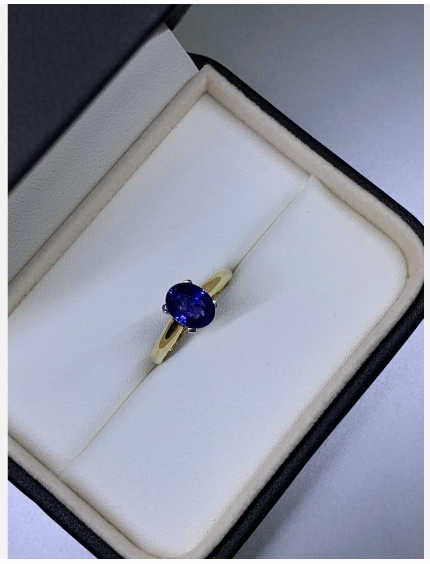 Oval Cut 1.68ct Sapphire Royal Ceylon Solitaire Engagement Ring In 18ct Yellow Gold For Sale