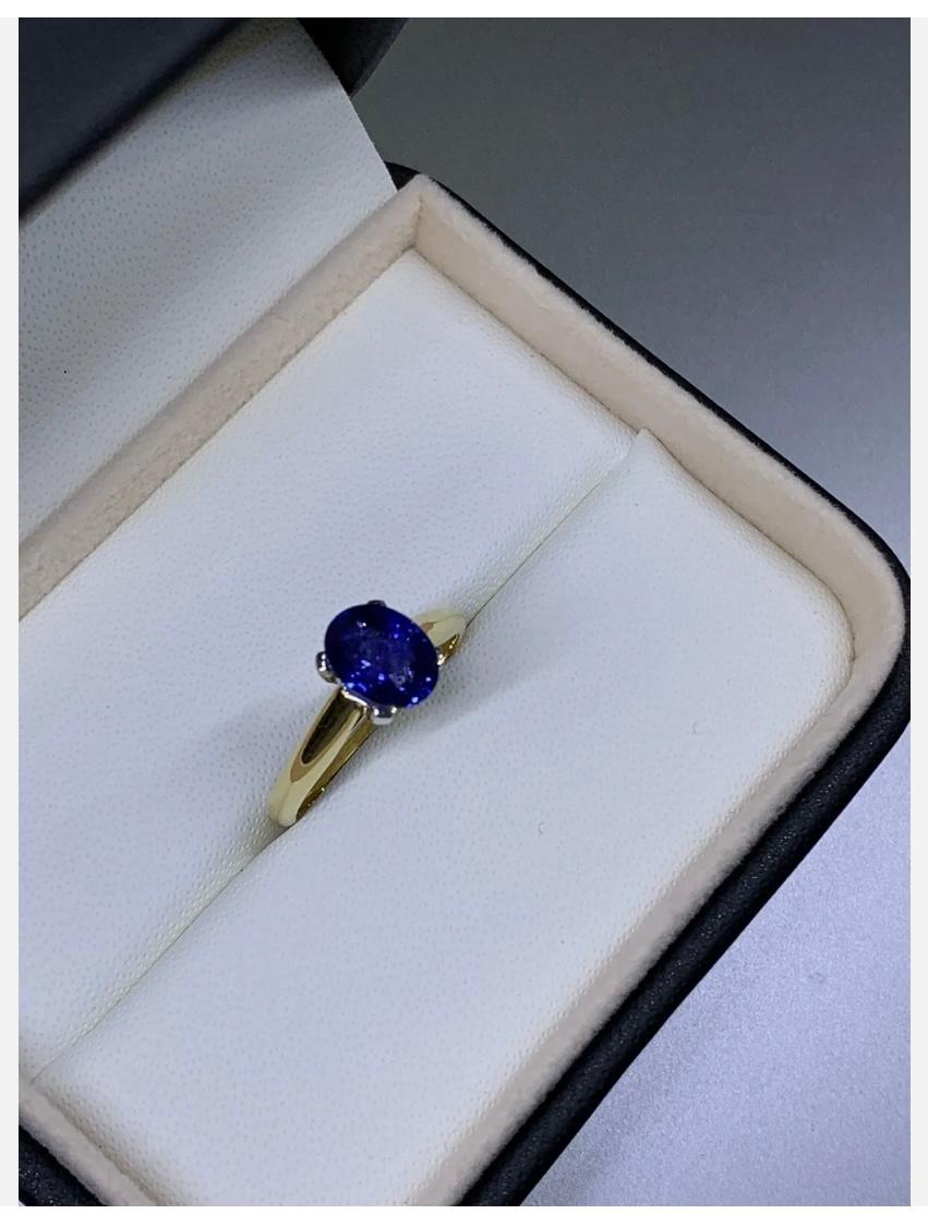 1.68ct Sapphire Royal Ceylon Solitaire Engagement Ring In 18ct Yellow Gold In New Condition For Sale In London, GB