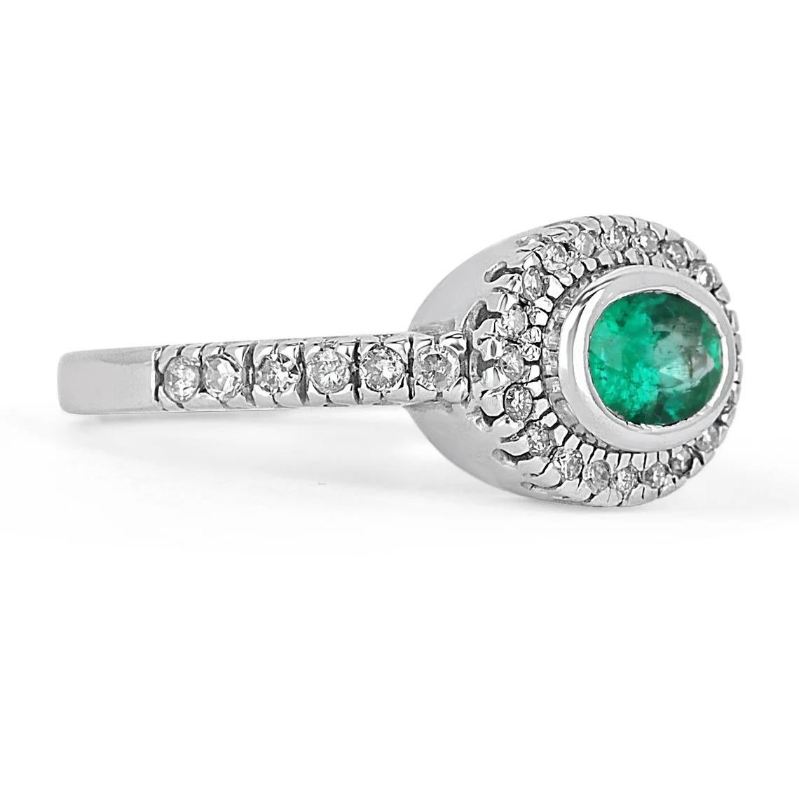 Elegantly displayed est une bague de fiançailles halo en émeraude naturelle de Colombie et diamants. La pierre centrale est une émeraude de taille ovale pleine de vie et de brillance ! Parmi les émeraudes, les qualités impressionnantes sont sa