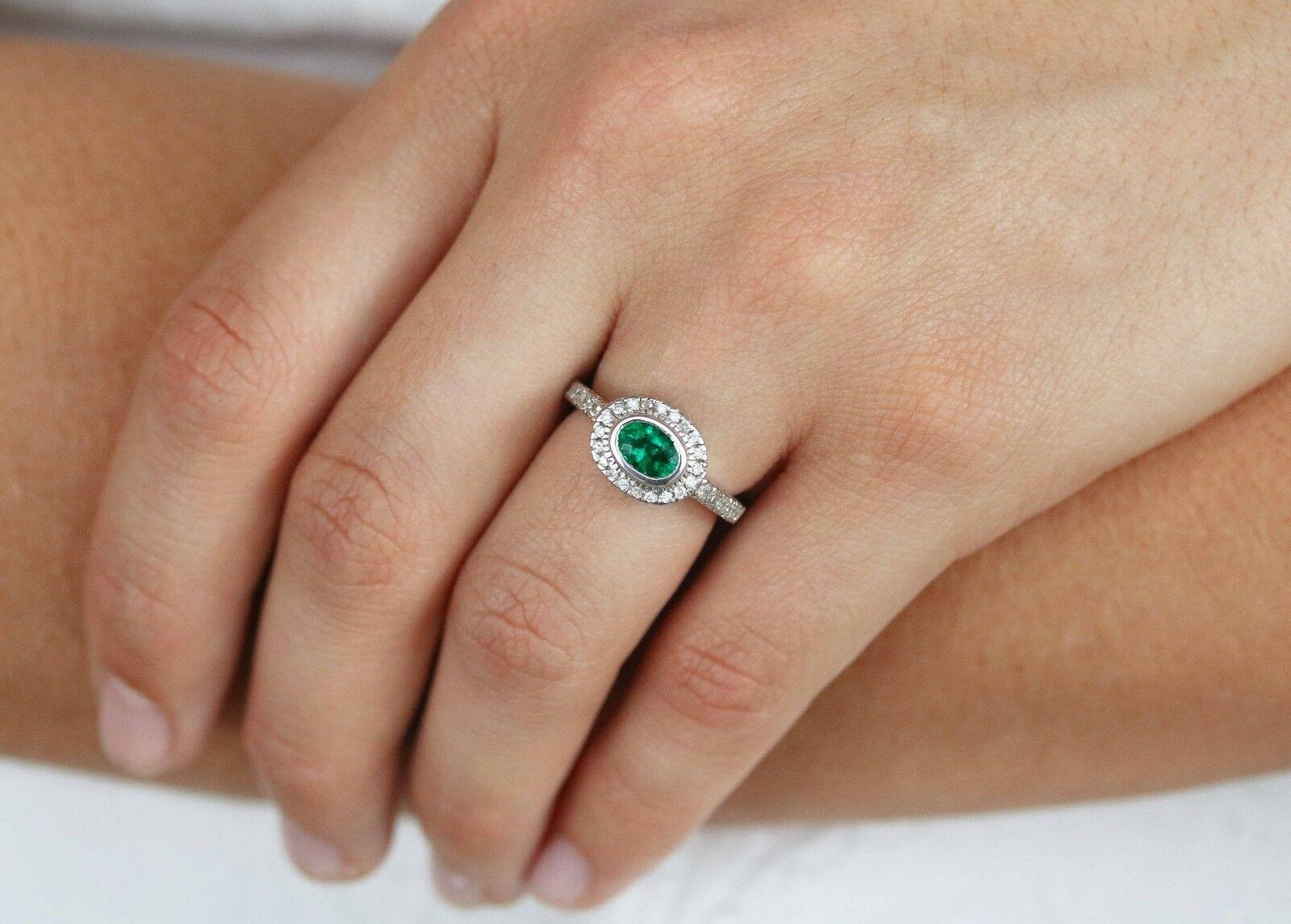 Taille ovale Bague de fiançailles 14K avec émeraude colombienne de 1.68tcw, taille ovale et diamant en halo en vente