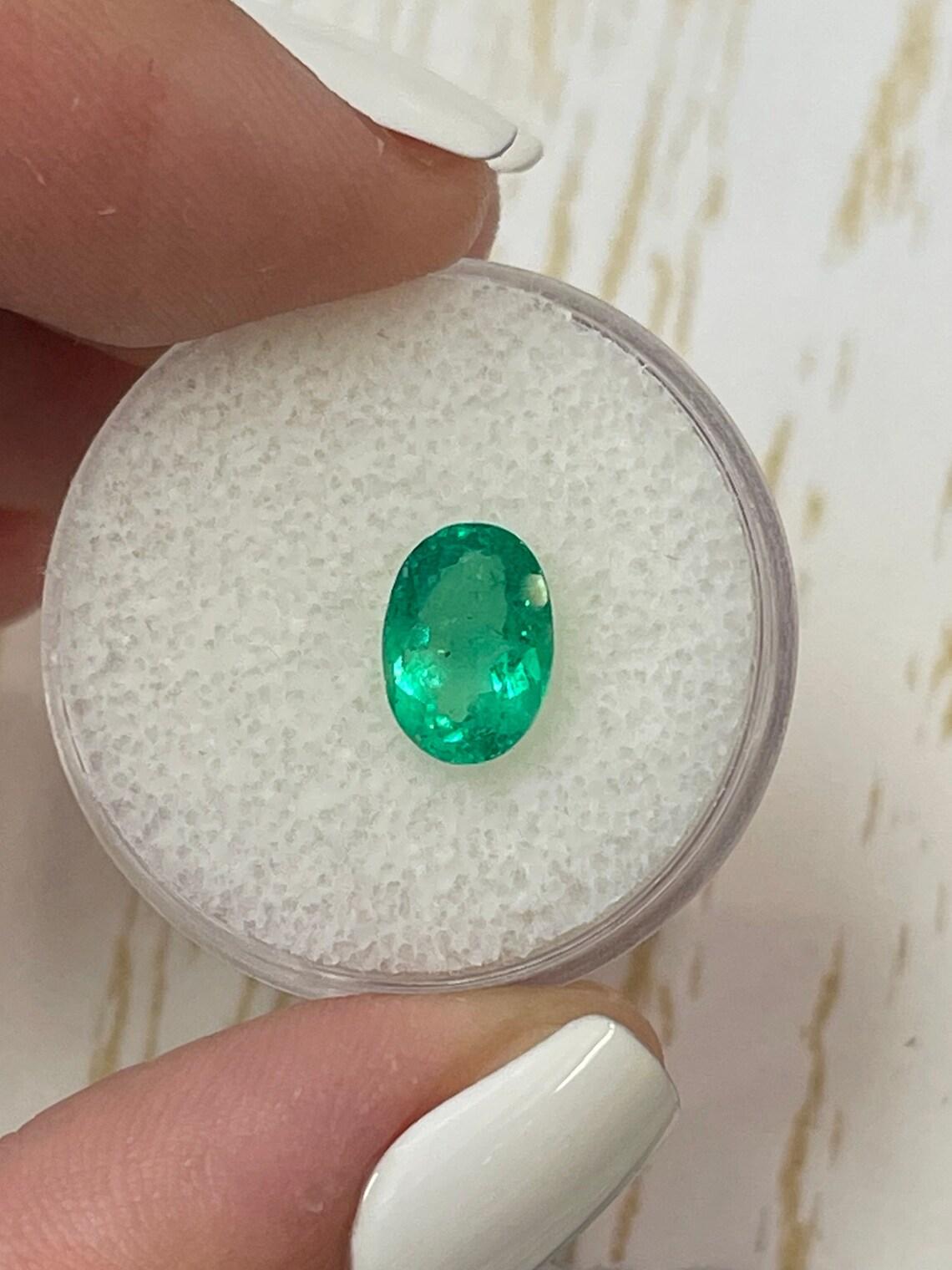 A. Stone: Smeraldo
Peso: 1,69 carati
Forma: Taglio ovale
Chiarezza: Trasparente
Lucentezza: Eccellente
Colore: Verde medio giallognolo
Misure: 9,26 mm x 6,58 mm x 4,55 mm
Origine geografica: Colombia
Trattamento: Naturale, oliatura

Commenti: A