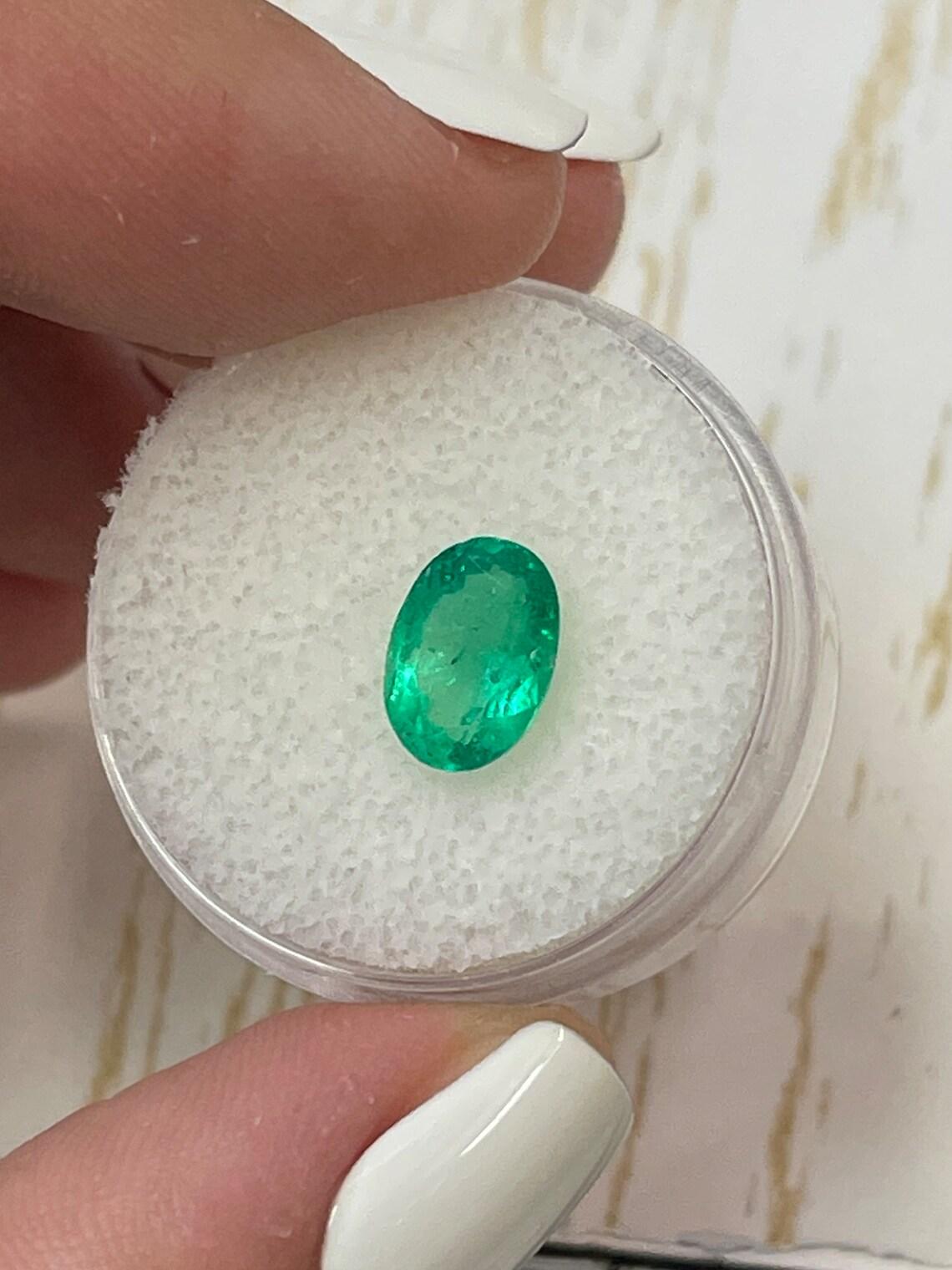 Moderno 1,69 Carati 9x6 Smeraldo colombiano medio verde giallastro - Ovale  Gemma di maggio in vendita