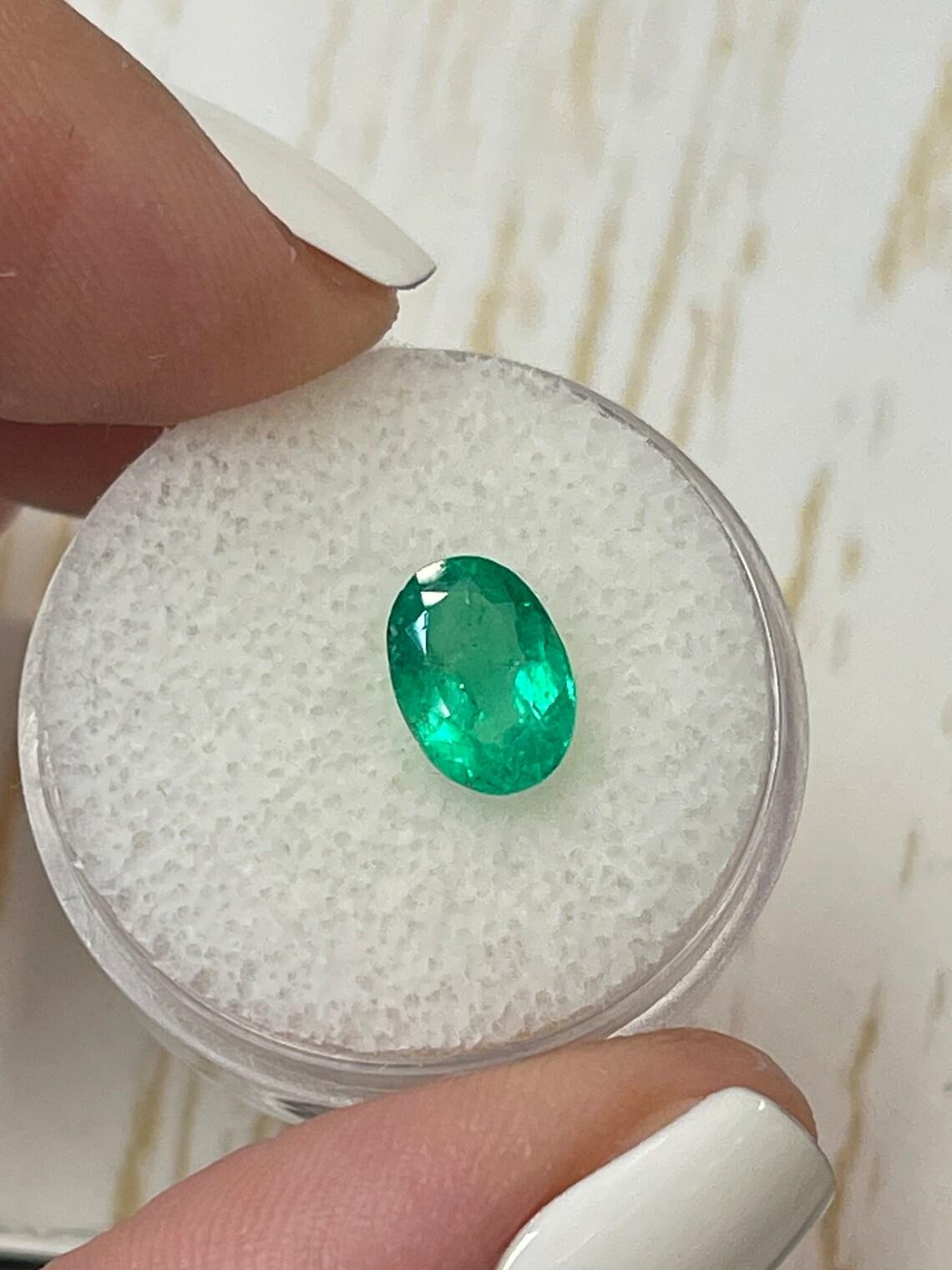 Taglio ovale 1,69 Carati 9x6 Smeraldo colombiano medio verde giallastro - Ovale  Gemma di maggio in vendita