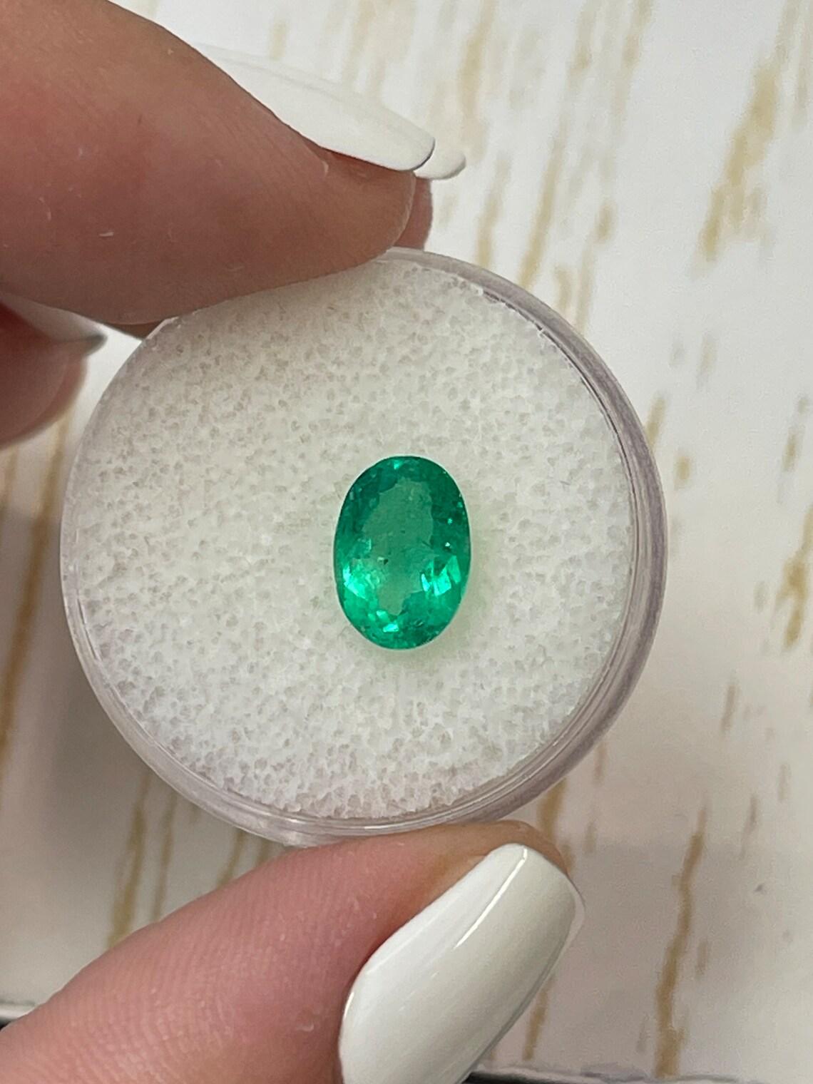 Donna 1,69 Carati 9x6 Smeraldo colombiano medio verde giallastro - Ovale  Gemma di maggio in vendita