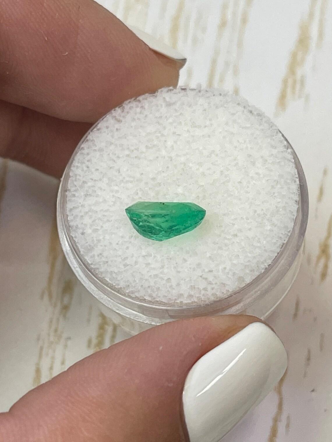 1,69 Carati 9x6 Smeraldo colombiano medio verde giallastro - Ovale  Gemma di maggio in vendita 1