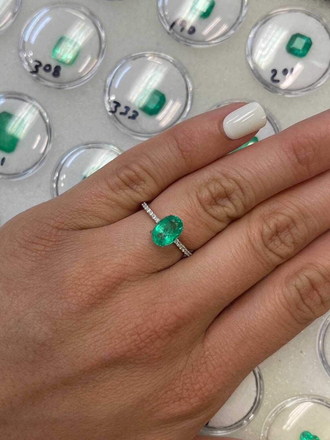 1,69 Carati 9x6 Smeraldo colombiano medio verde giallastro - Ovale  Gemma di maggio in vendita 2
