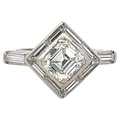 Bague de fiançailles en platine de 1.69 carats avec des diamants de taille Asscher et de forme Baguette