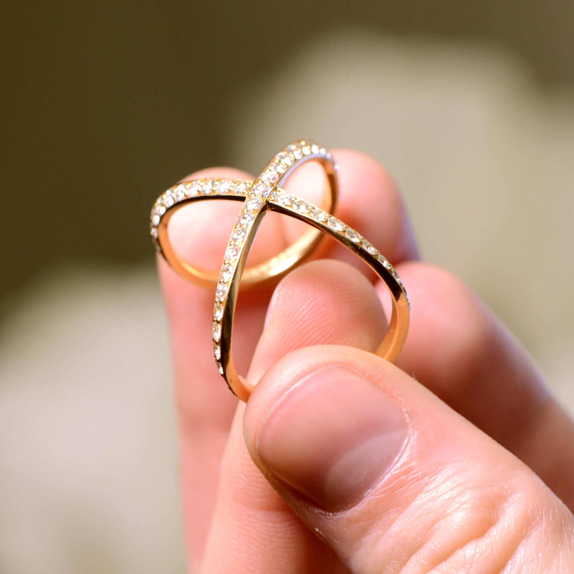 Taille ronde Bague croix en sybarite pour bijoux en or jaune 18 carats et diamants blancs 1,69 carat en vente
