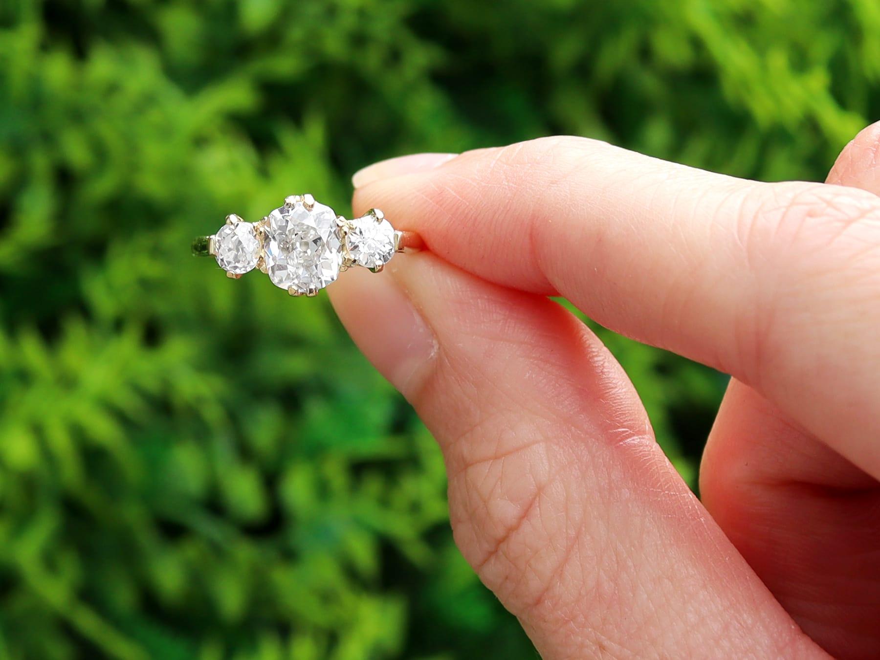 Un anello trilogy antico di 1,69 carati con diamante e oro giallo 18 carati, che fa parte della nostra collezione di anelli di fidanzamento con tre pietre. 

Questo splendido, raffinato e impressionante anello antico con tre pietre è stato