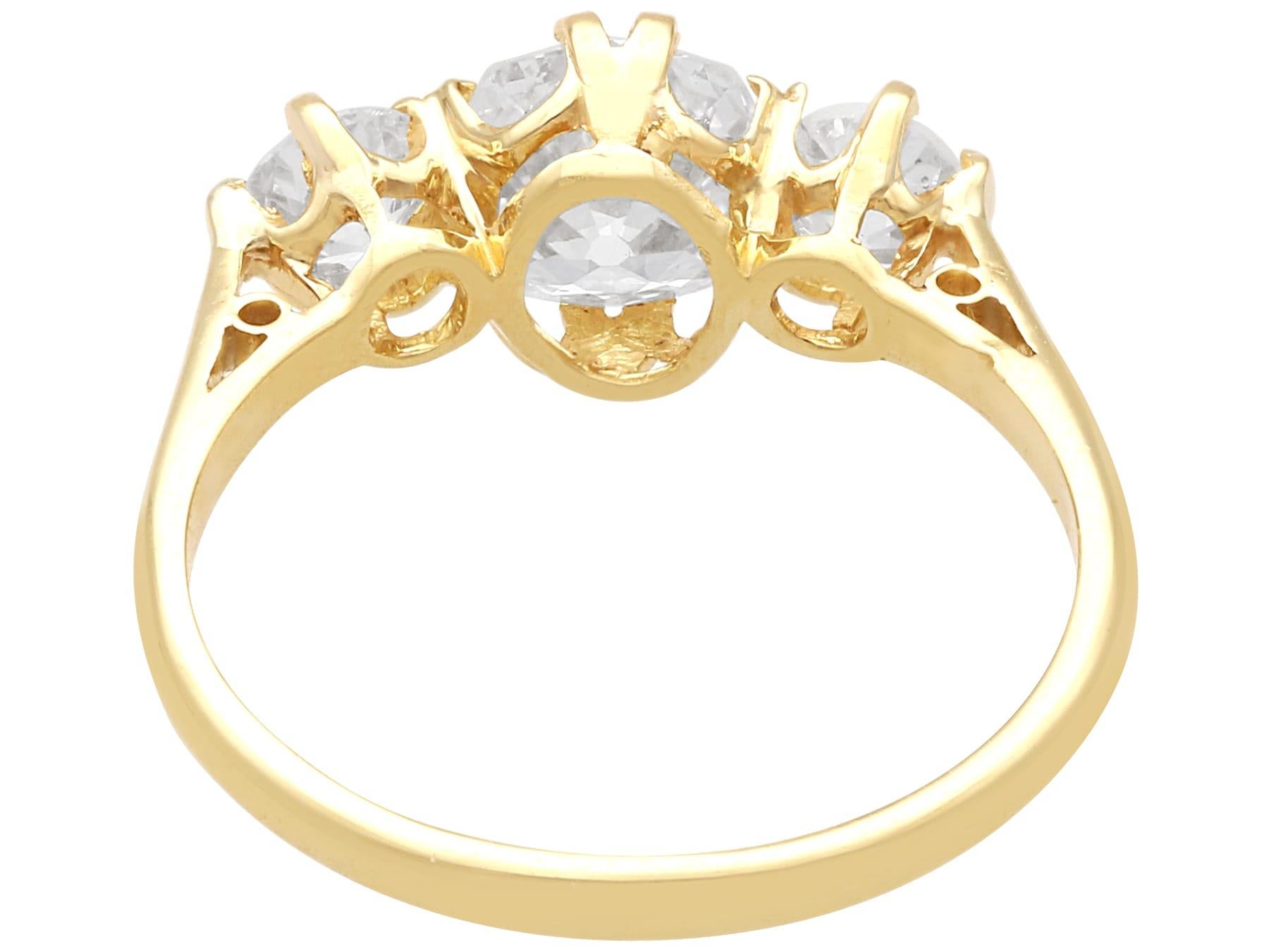 Anello a trilogia con diamante da 1,69 carati e oro giallo 18k - Antico Circa 1905 In condizioni ottime in vendita a Jesmond, Newcastle Upon Tyne